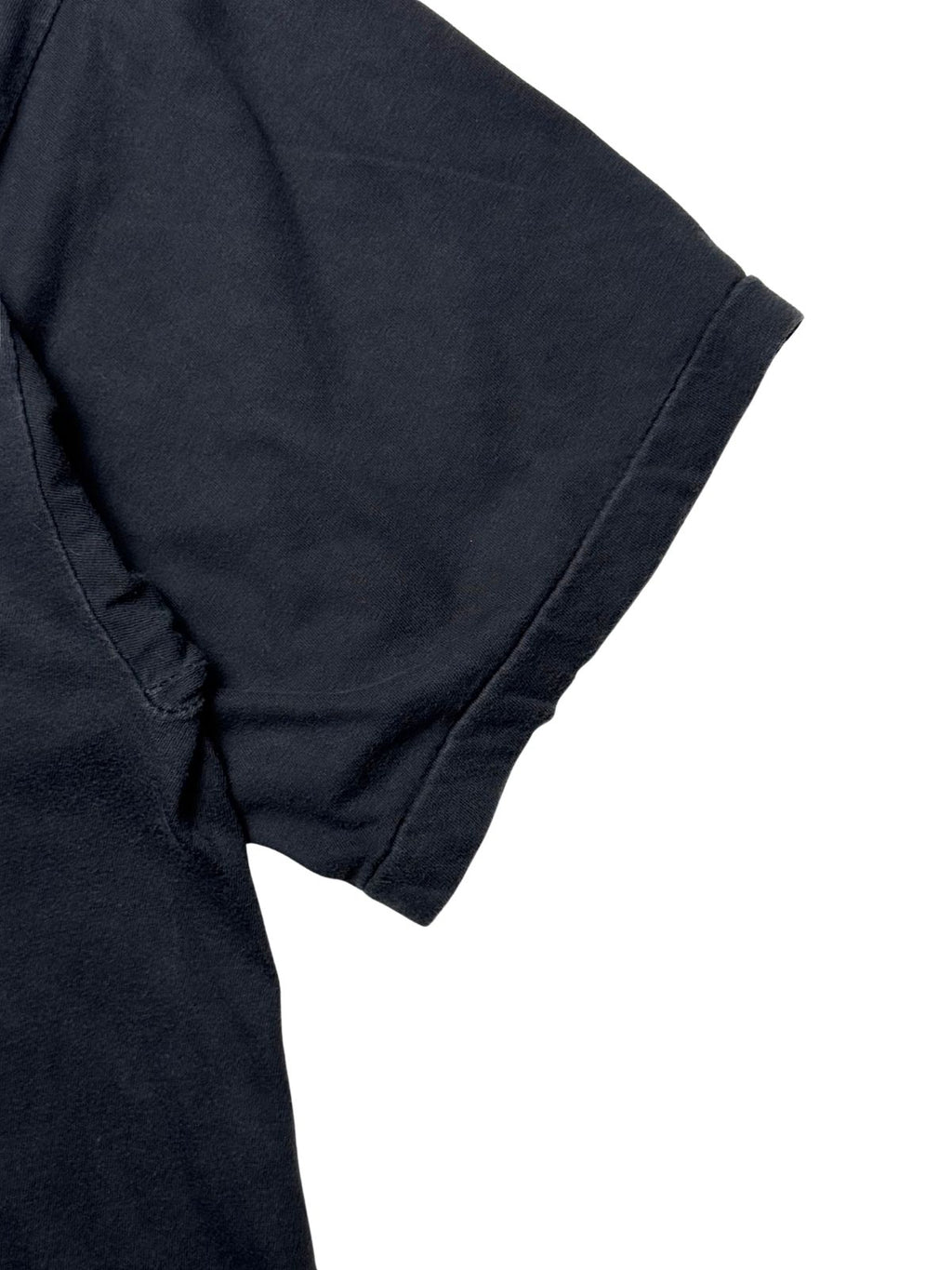 Nahaufnahme des kurzen Ärmels mit der originalen Single-Stitch-Einfachnaht zur Authentifizierung des 90er-Jahre-Vintage-Shirts.