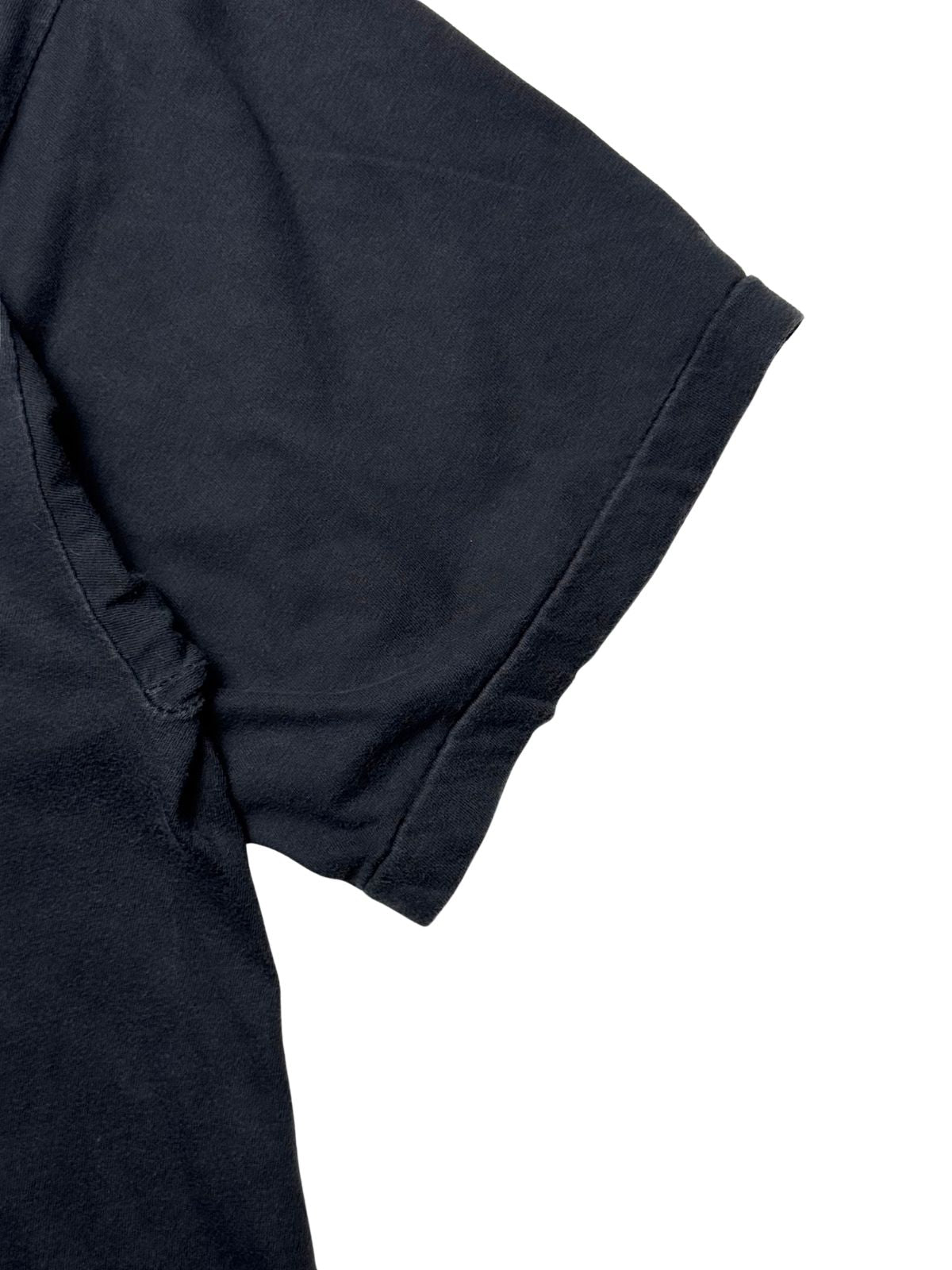 Nahaufnahme des kurzen Ärmels mit der originalen Single-Stitch-Einfachnaht zur Authentifizierung des 90er-Jahre-Vintage-Shirts.