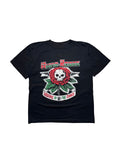 Originales schwarzes Vintage Guns N' Roses T-Shirt aus den 1990er Jahren in der vorderen Gesamtansicht. Kultiges Rock-Bandshirt mit dem „Welcome to the Jungle“-Totenkopf- und Rosen-Siebdruck.
