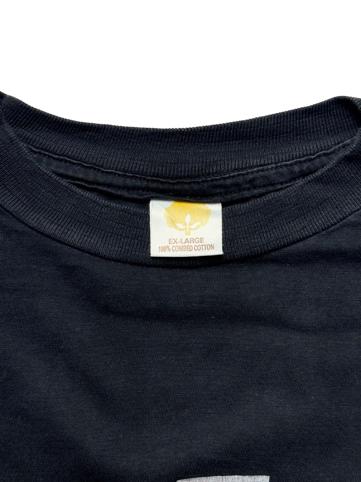 Nahaufnahme des Kragens mit dem originalen weißen Baumwoll-Etikett (Cotton Logo / EX-LARGE / 100% Combed Cotton).