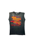 Originales schwarzes Vintage Helen Schneider Muskel-Shirt von 1982 in der vorderen Gesamtansicht. Ärmelloses Konzert-Shirt zum Open-Air-Festival „Lieder am Neckar“ in Tübingen mit gelb-rotem Festival-Line-up.