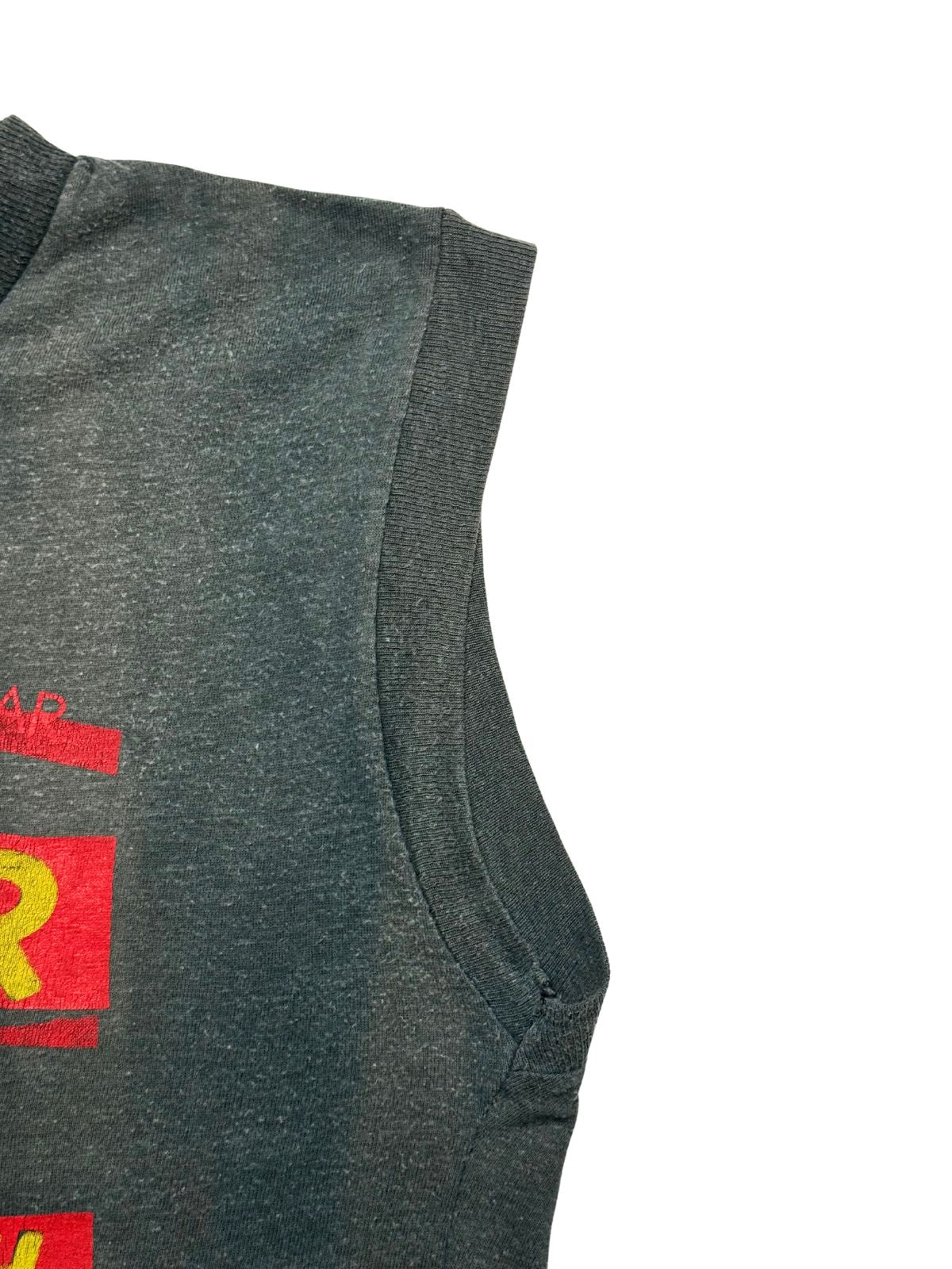 Detailansicht des gerippten Armausschnitts des ärmellosen Muskel-Shirts mit feiner Verarbeitungsnaht.