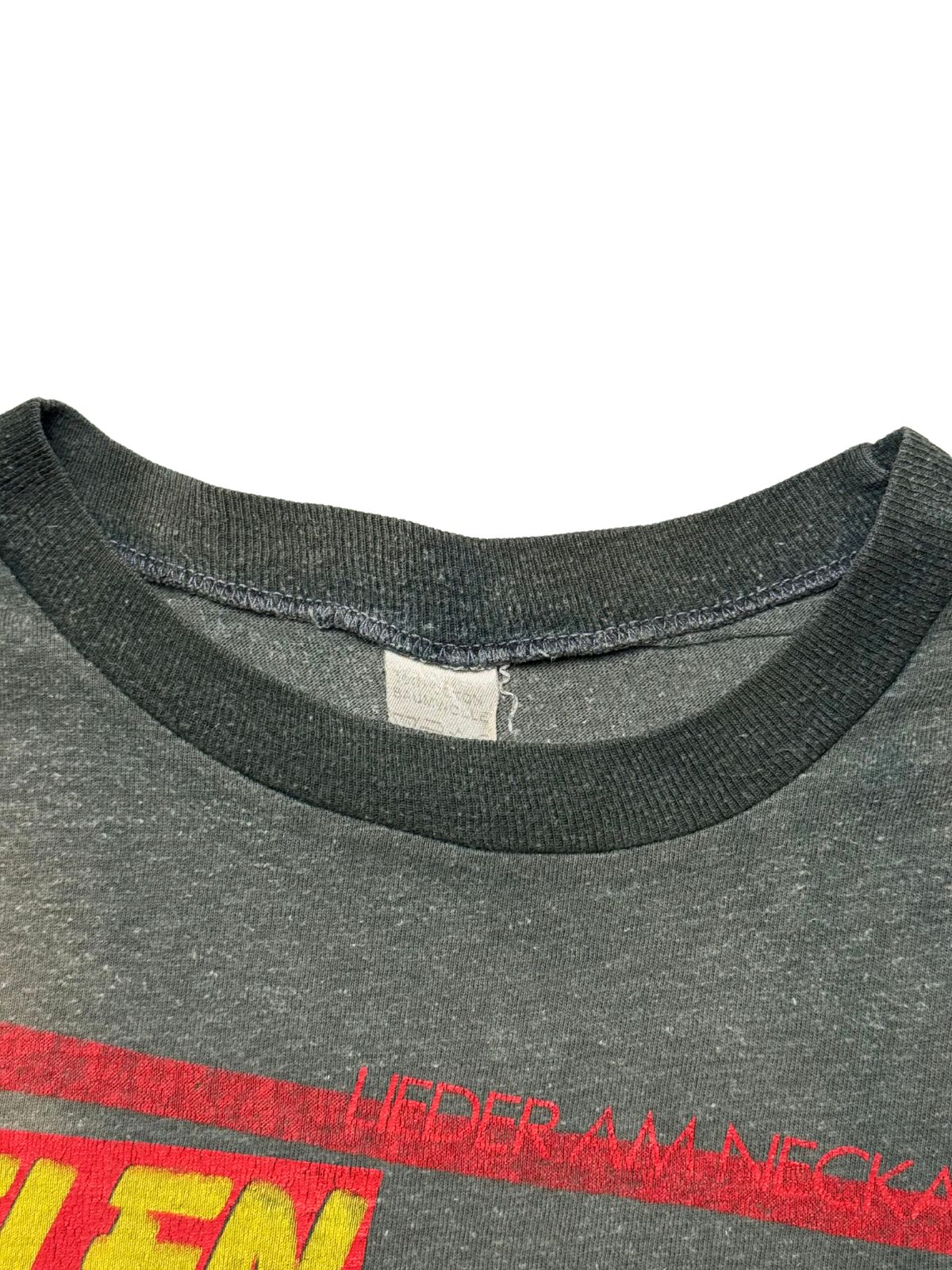 Makroaufnahme des gerippten Kragens mit dem originalen, stark verwaschenen weißen Stoffetikett (100% COTTON / BAUMWOLLE) oberhalb des Festival-Schriftzugs „LIEDER AM NECKAR“.