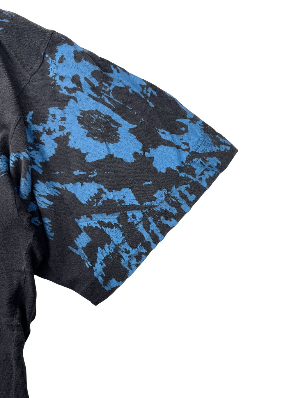 Detailansicht des Ärmels mit blauem „Cloud-Print“-Muster und sichtbarer „Single Stitch“ Naht (Einzelnaht), typisch für 90er Jahre Vintage-Merchandise.