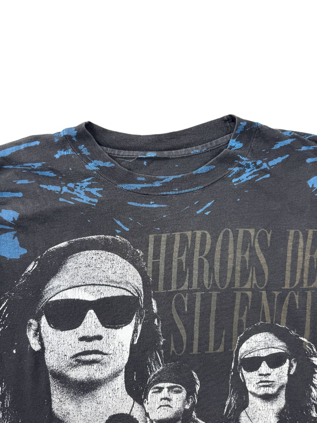 Nahaufnahme des Rundhalsausschnitts des verwaschenen schwarzen Band-Shirts; Fokus auf dem Grafik-Übergang vom Kragen zum Porträt-Print.