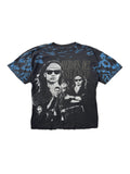 Vorderseite eines schwarzen Héroes del Silencio Vintage All-Over-Print (AOP) Shirts aus den 90ern mit großem Band-Porträt und blauen Wolkenmustern auf den Ärmeln.