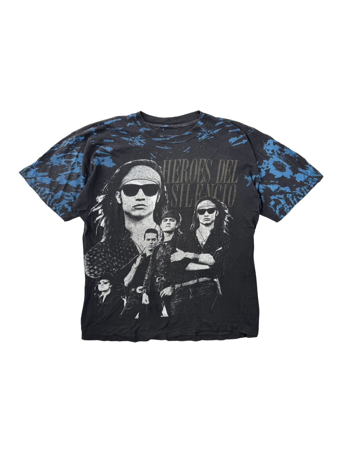 Vorderseite eines schwarzen Héroes del Silencio Vintage All-Over-Print (AOP) Shirts aus den 90ern mit großem Band-Porträt und blauen Wolkenmustern auf den Ärmeln.