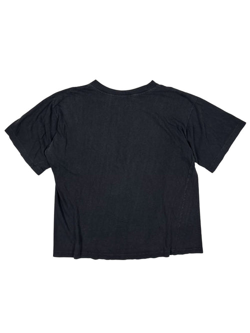 Rückansicht des verwaschenen schwarzen Iggy Pop Shirts; schlichtes Design aus leicht gealtertem Baumwollstoff.