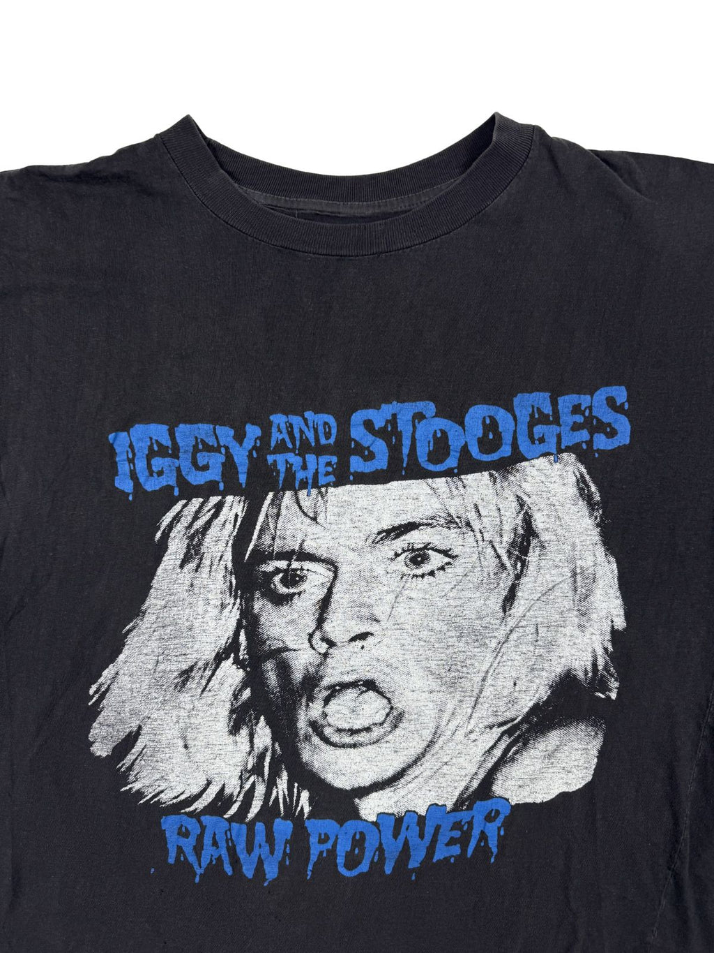 Hochauflösende Detailansicht der Iggy & The Stooges Grafik; zeigt die feinen Linien des Siebdrucks (Raw Power Era Design) auf schwarzem Grund.