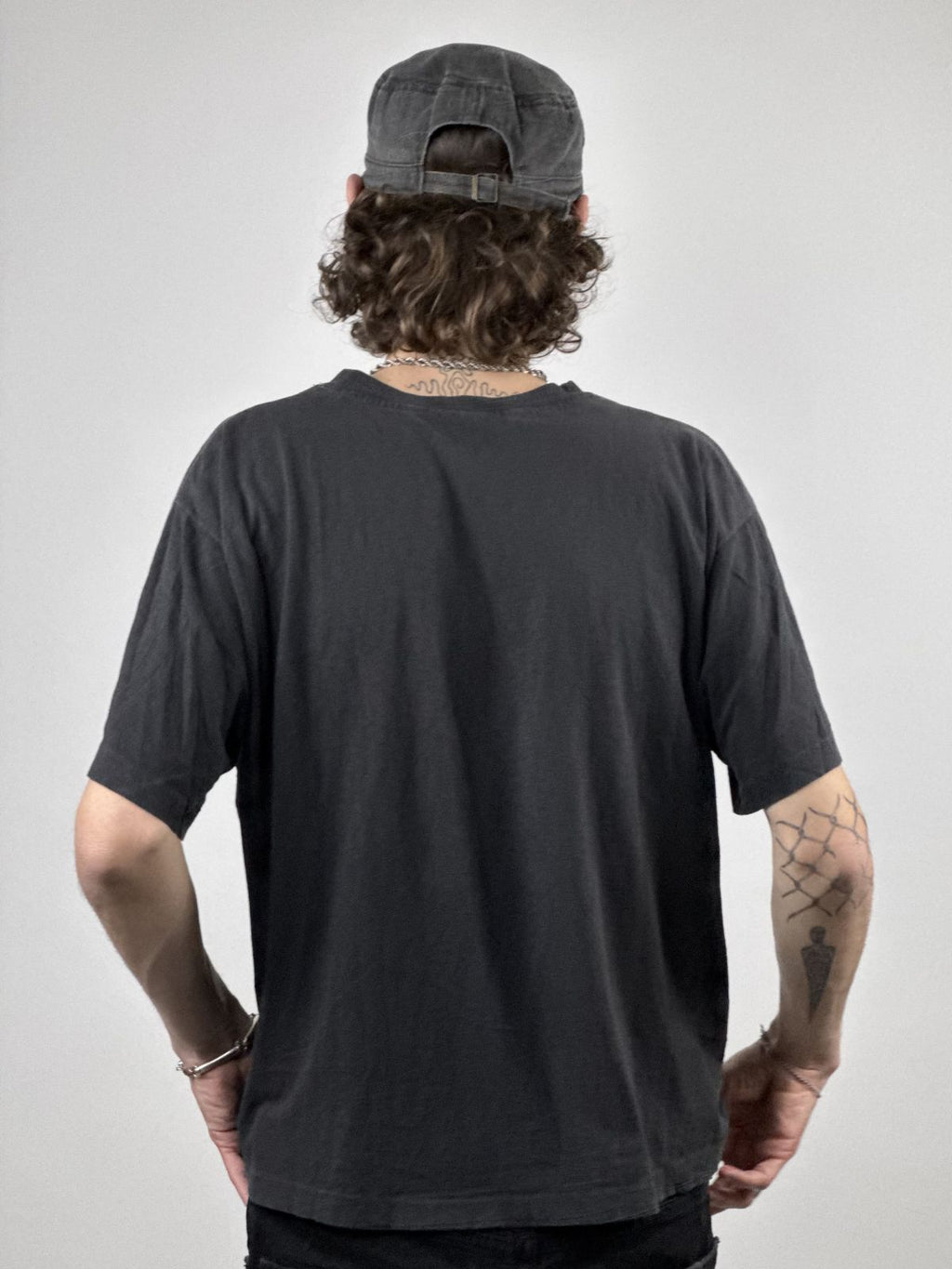 Rückansicht des getragenen Vintage-T-Shirts; zeigt den Schnitt im Schulterbereich.