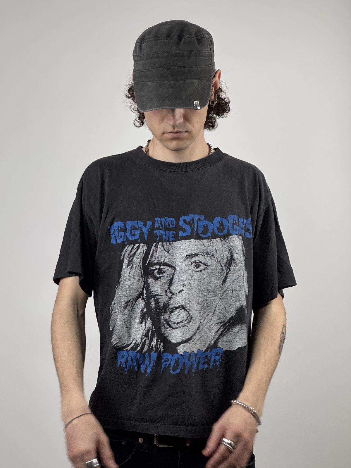 Frontale Ansicht des getragenen Iggy & The Stooges Shirts; zeigt die Platzierung des Logos und den authentischen Streetwear-Look.