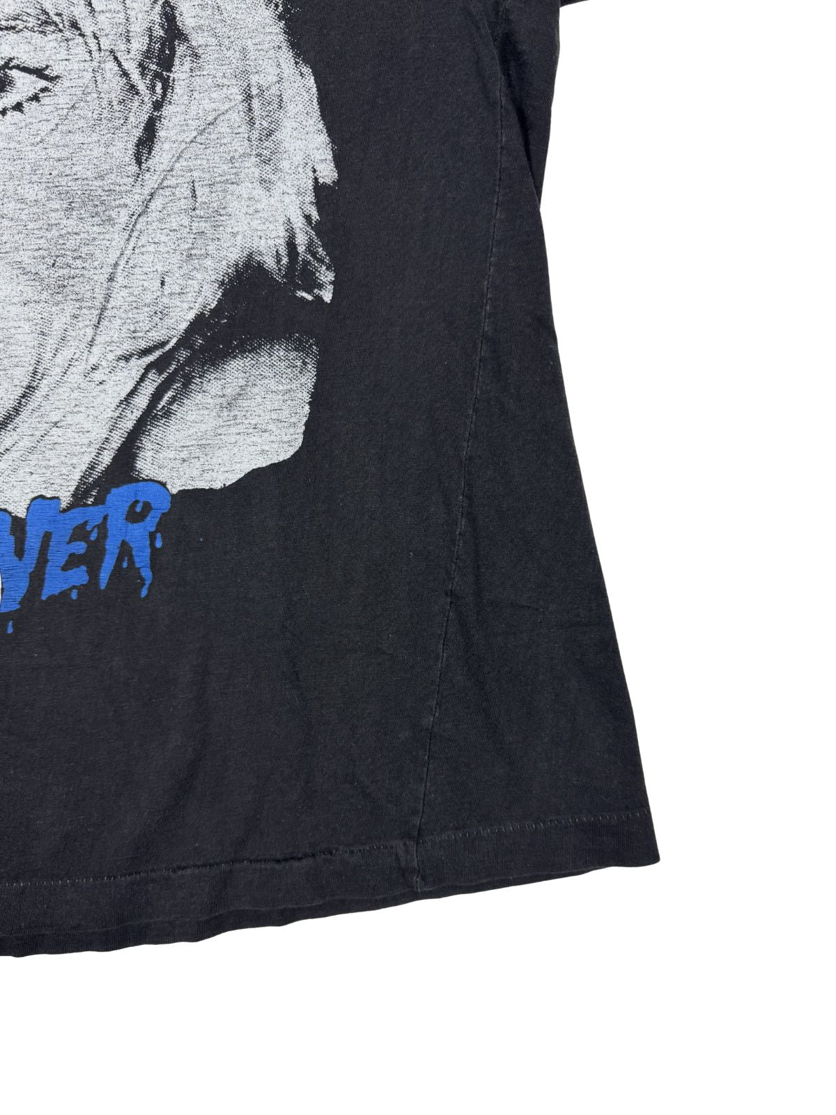 Detailansicht des unteren Saums des T-Shirts; zeigt die authentische „Single Stitch“ Naht (Einzelnaht), typisch für Original-Vintage-Shirts der 80er Jahre.