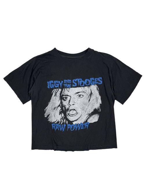 Vorderseite eines schwarzen Iggy & The Stooges Vintage Band-Shirts aus den 1980ern mit einem weiß-blauenn Grafikprint von Iggy Pop.