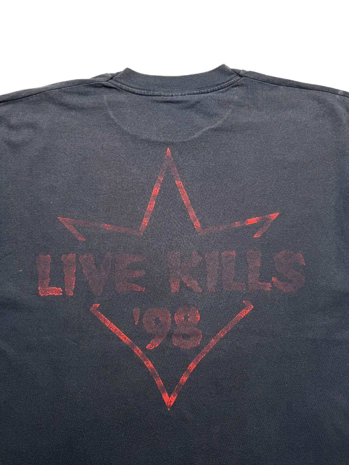 Nahaufnahme der oberen Rückseite mit Fokus auf den roten Siebdruck-Schriftzug „LIVE KILLS '98“ im Sternen-Rahmen.