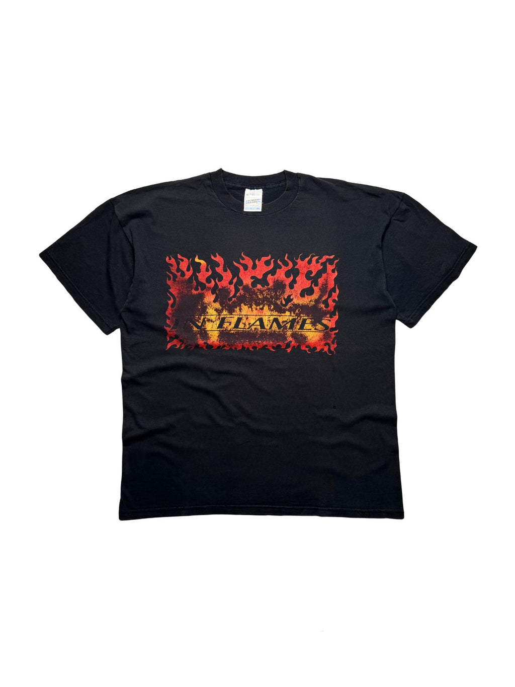 Originales schwarzes Vintage In Flames T-Shirt von 1998 in der vorderen Gesamtansicht. Melodic-Death-Metal-Bandshirt mit feurigem Flammen-Box-Print und Band-Schriftzug.