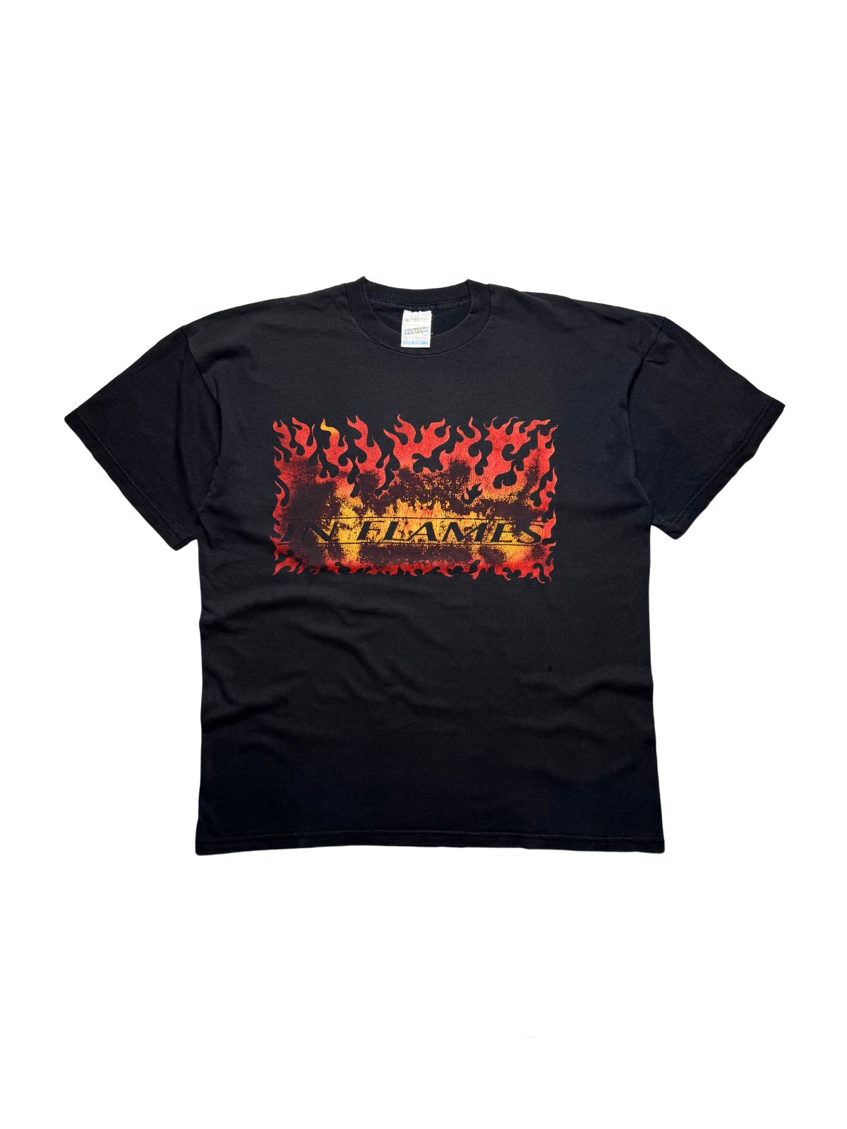 Originales schwarzes Vintage In Flames T-Shirt von 1998 in der vorderen Gesamtansicht. Melodic-Death-Metal-Bandshirt mit feurigem Flammen-Box-Print und Band-Schriftzug.
