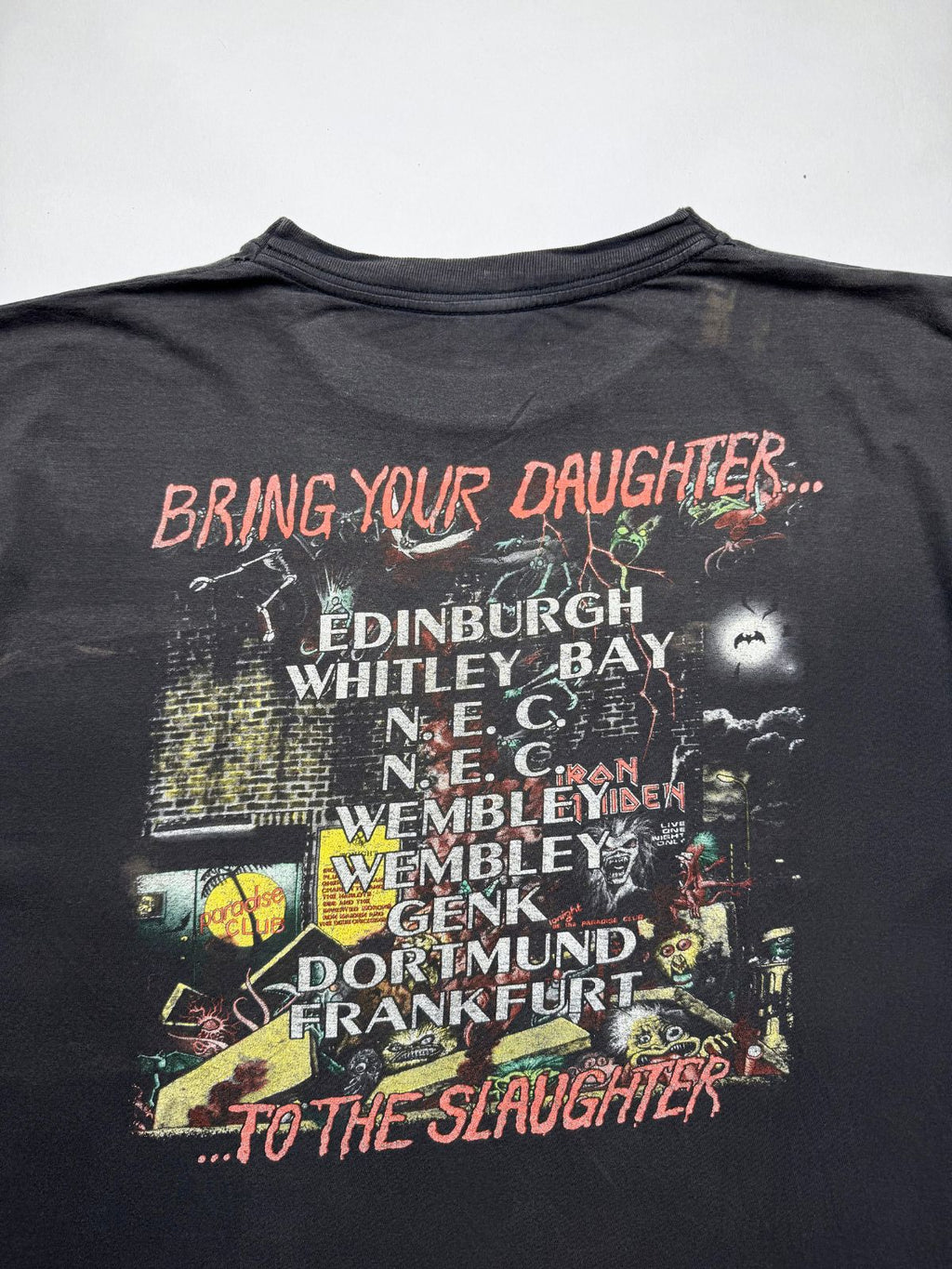 Detailansicht der oberen Rückseite mit den Tour-Städten (Edinburgh, Wembley, Dortmund, Frankfurt u. a.) und dem Schriftzug „BRING YOUR DAUGHTER... TO THE SLAUGHTER“.