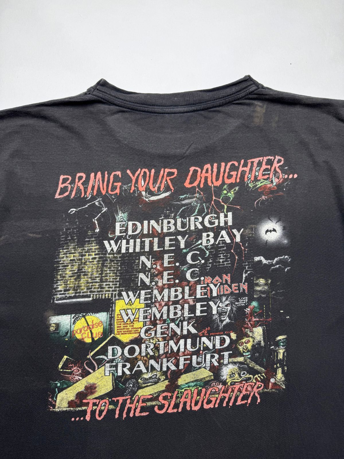 Detailansicht der oberen Rückseite mit den Tour-Städten (Edinburgh, Wembley, Dortmund, Frankfurt u. a.) und dem Schriftzug „BRING YOUR DAUGHTER... TO THE SLAUGHTER“.