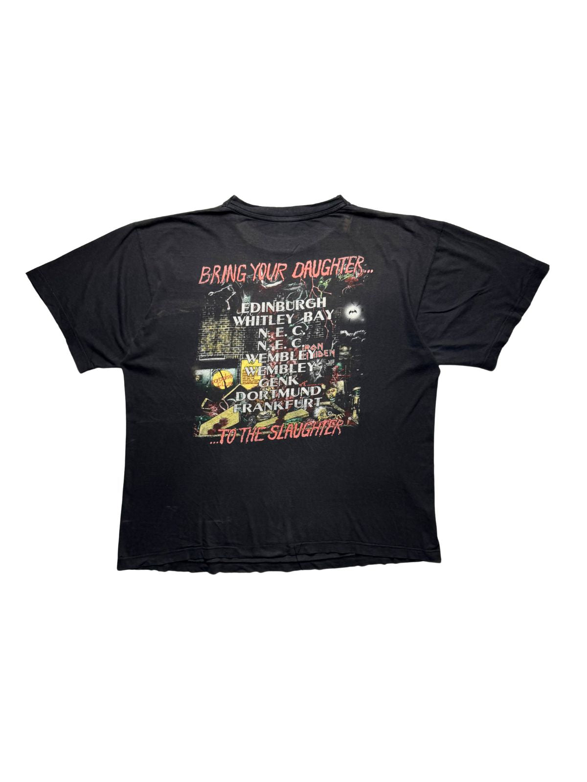 Rückseite des schwarzen Iron Maiden Vintage-Shirts von 1990 in der Gesamtansicht mit ausführlichem Backprint der UK- und Europa-Konzertdaten.