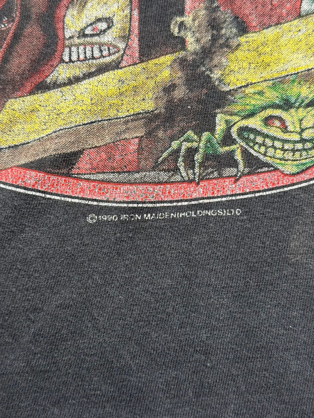 Makroaufnahme des Urheberrechtsvermerks am Rand der Grafik: „© 1990 IRON MAIDEN (HOLDINGS) LTD“ zur Echtheitsbestätigung.