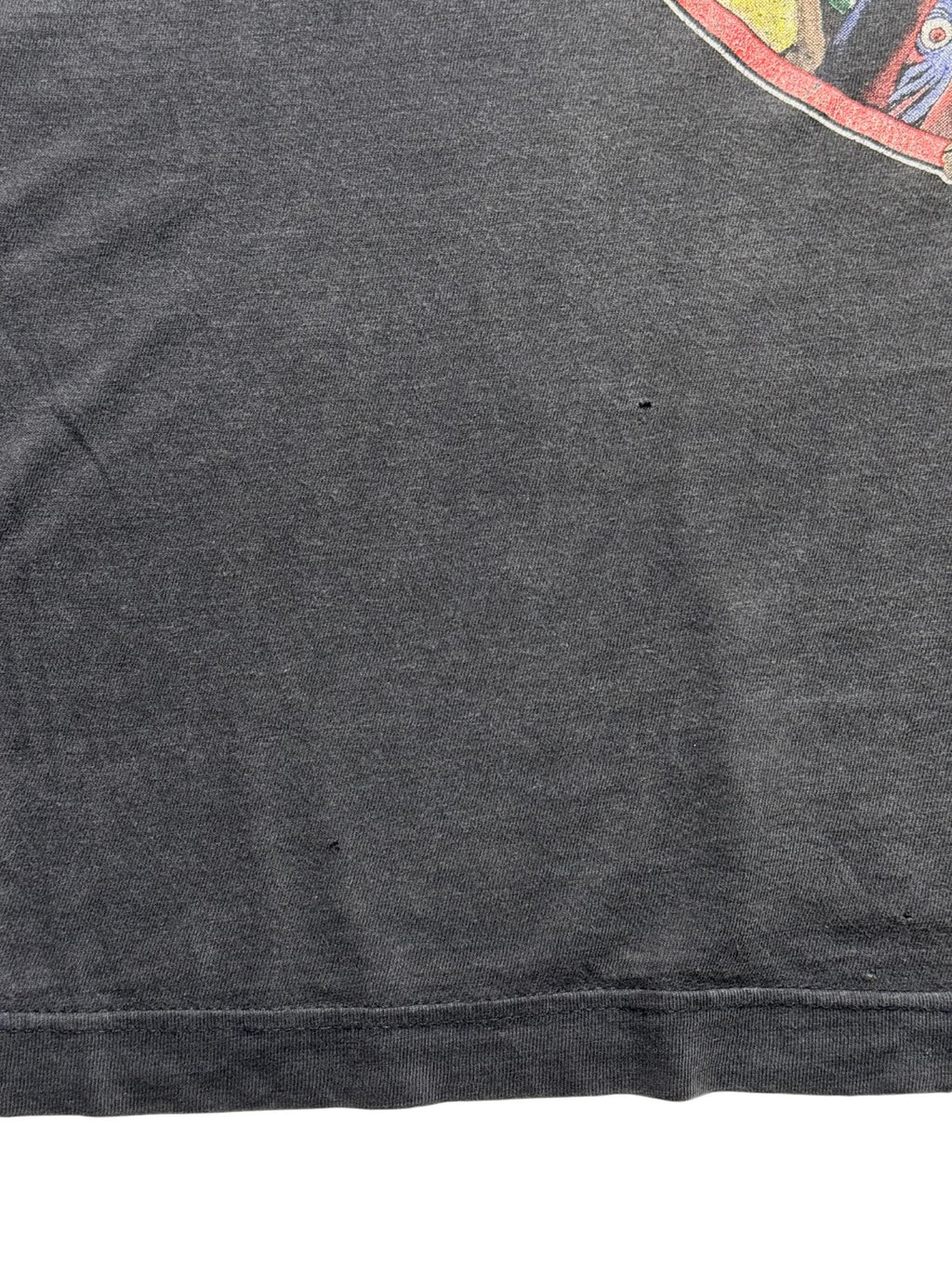 Detailaufnahme der vorderen Stofffläche unterhalb des Prints mit zwei feinen Pinholes zur transparenten Zustandsdokumentation.