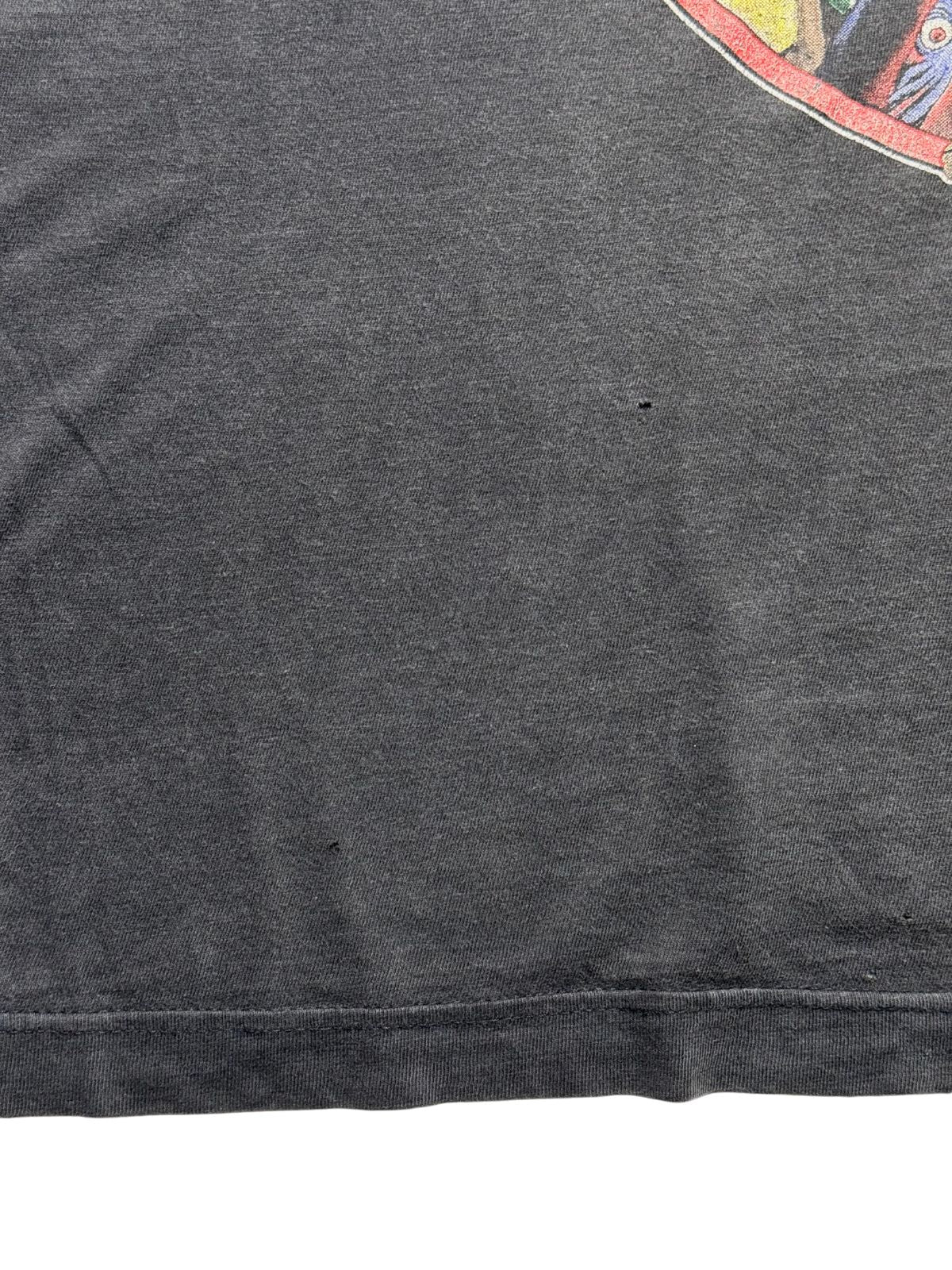Detailaufnahme der vorderen Stofffläche unterhalb des Prints mit zwei feinen Pinholes zur transparenten Zustandsdokumentation.