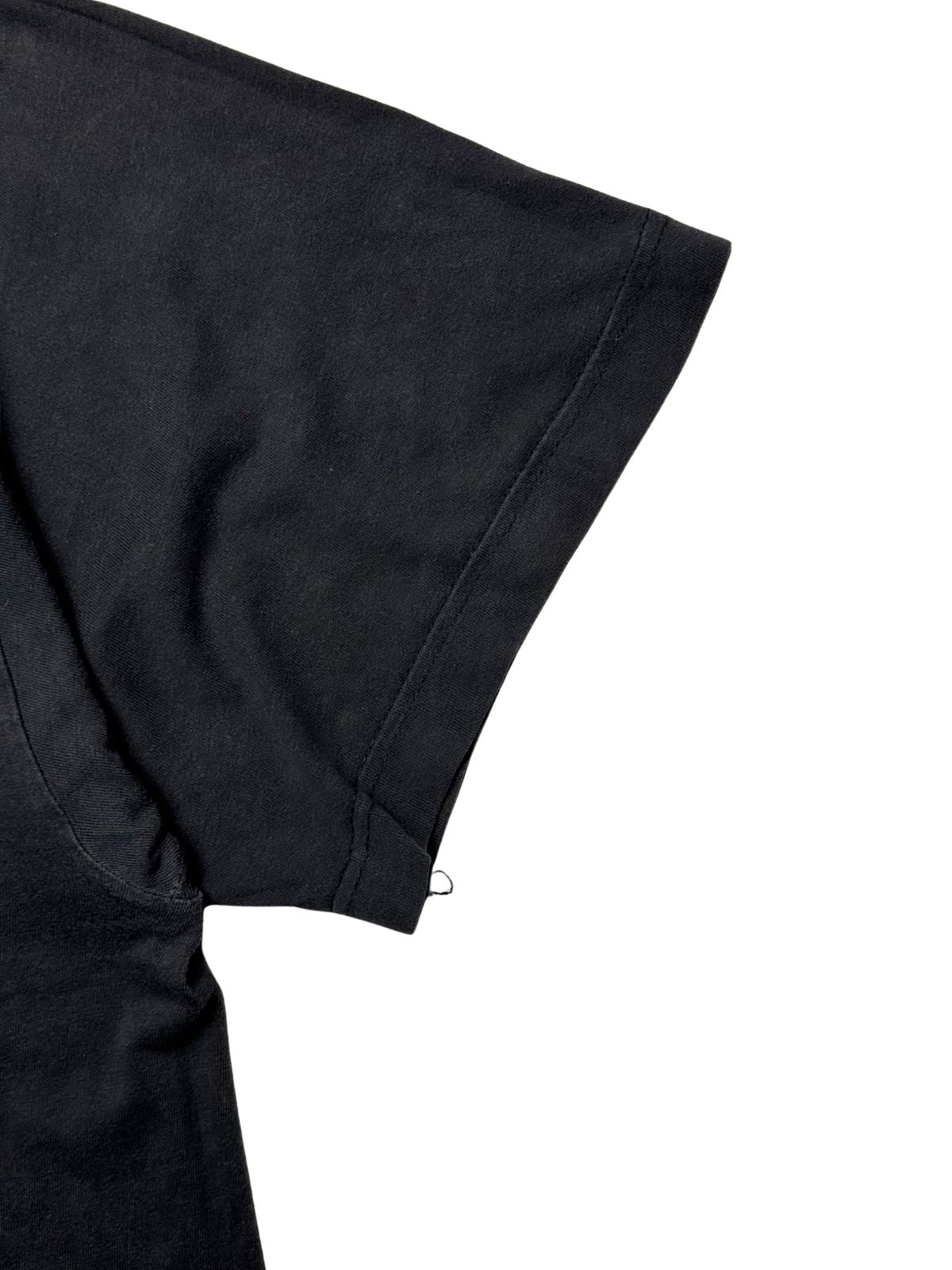 Nahaufnahme des kurzen Ärmels mit der originalen Doppelnaht zur Authentifizierung des 1990er-Vintage-Shirts.