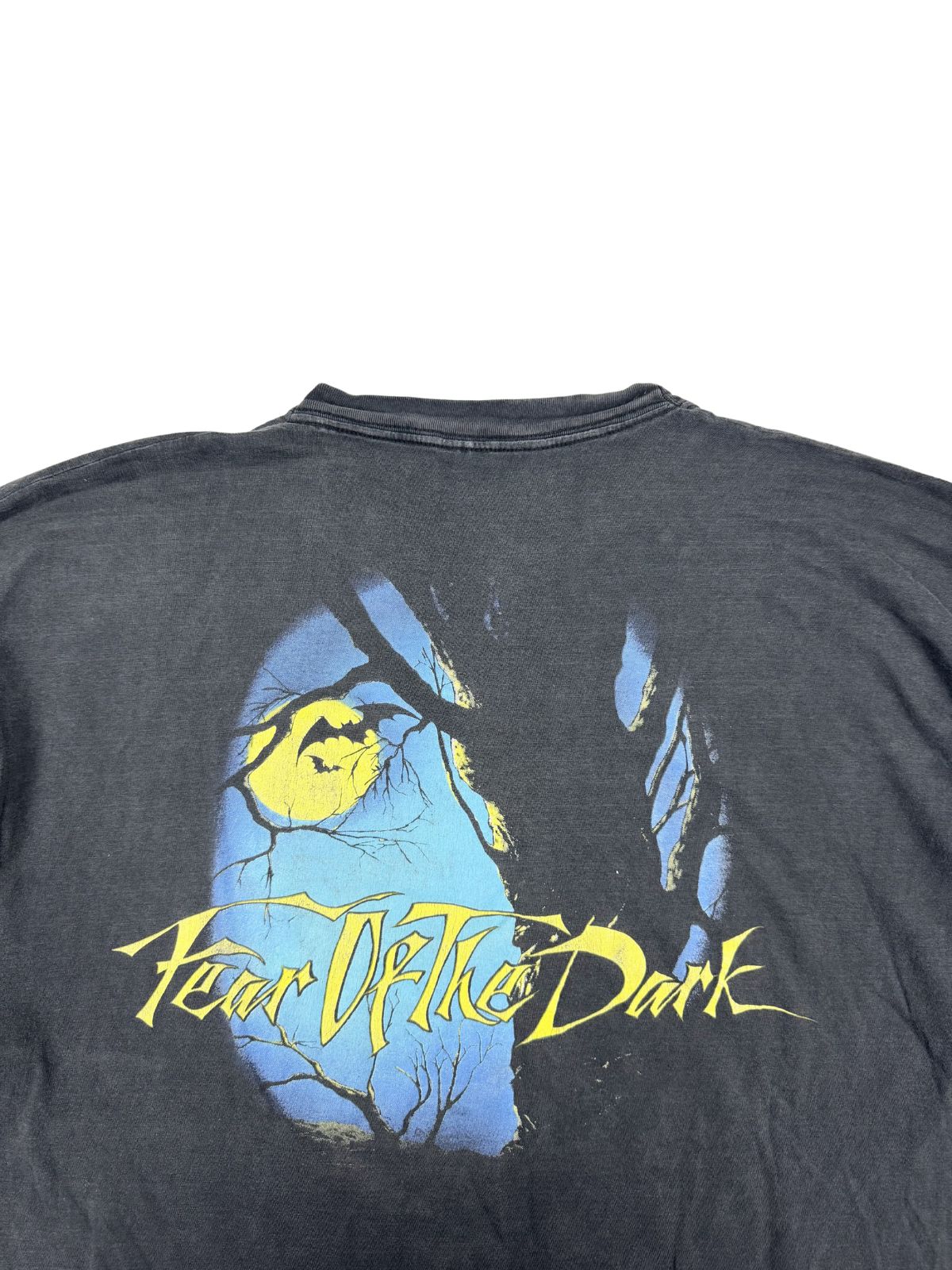 Nahaufnahme des Rückenprints; zeigt den gelben Albumtitel „Fear Of The Dark“ und die Grafik-Details auf dem Vintage-Stoff.