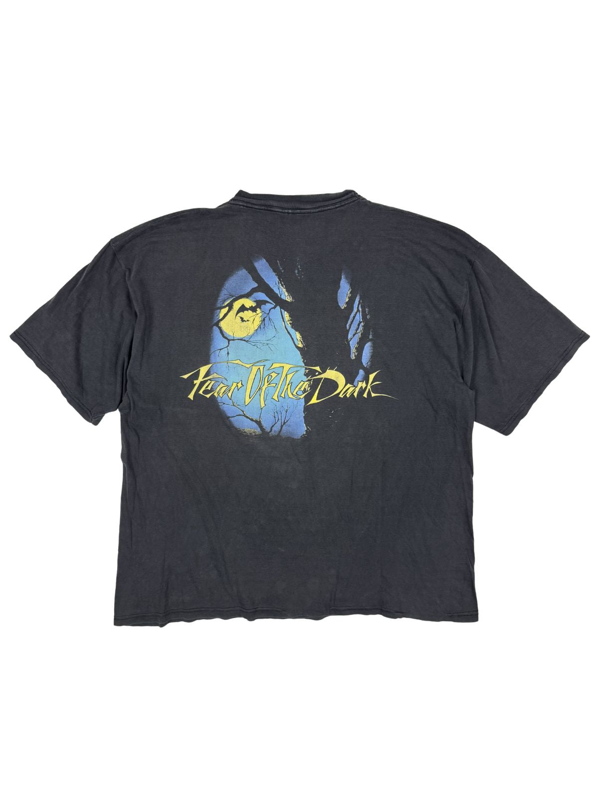 Rückansicht des schwarzen Iron Maiden Shirts; zeigt die Grafik eines Baumes vor dem Vollmond und den gelben „Fear Of The Dark“ Schriftzug.