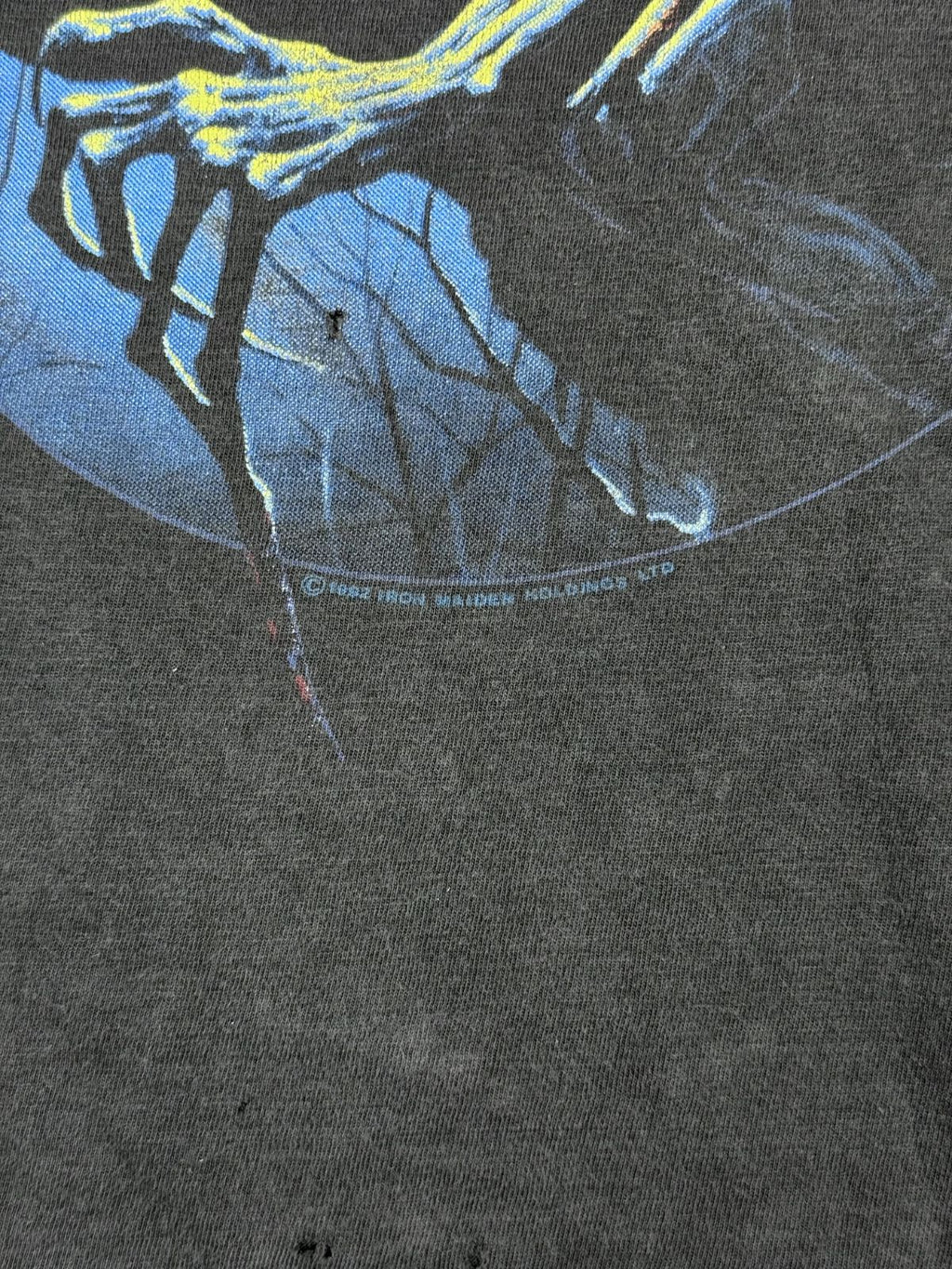 Mikro-Detail des Copyright-Aufdrucks unter der Grafik: „© 1992 Iron Maiden Holdings Ltd.“ – wichtiges Echtheitsmerkmal für Sammler.