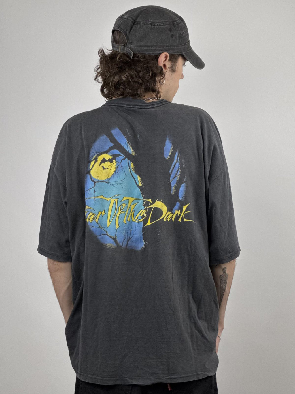 Rückansicht des getragenen Iron Maiden Band-Shirts; zeigt die Platzierung des Backprints und den authentischen Vintage-Faded-Look.