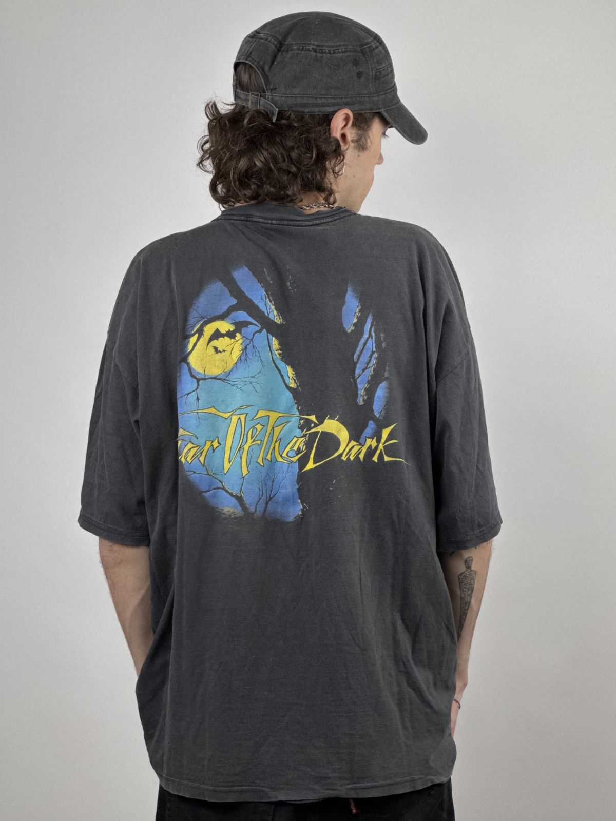 Rückansicht des getragenen Iron Maiden Band-Shirts; zeigt die Platzierung des Backprints und den authentischen Vintage-Faded-Look.