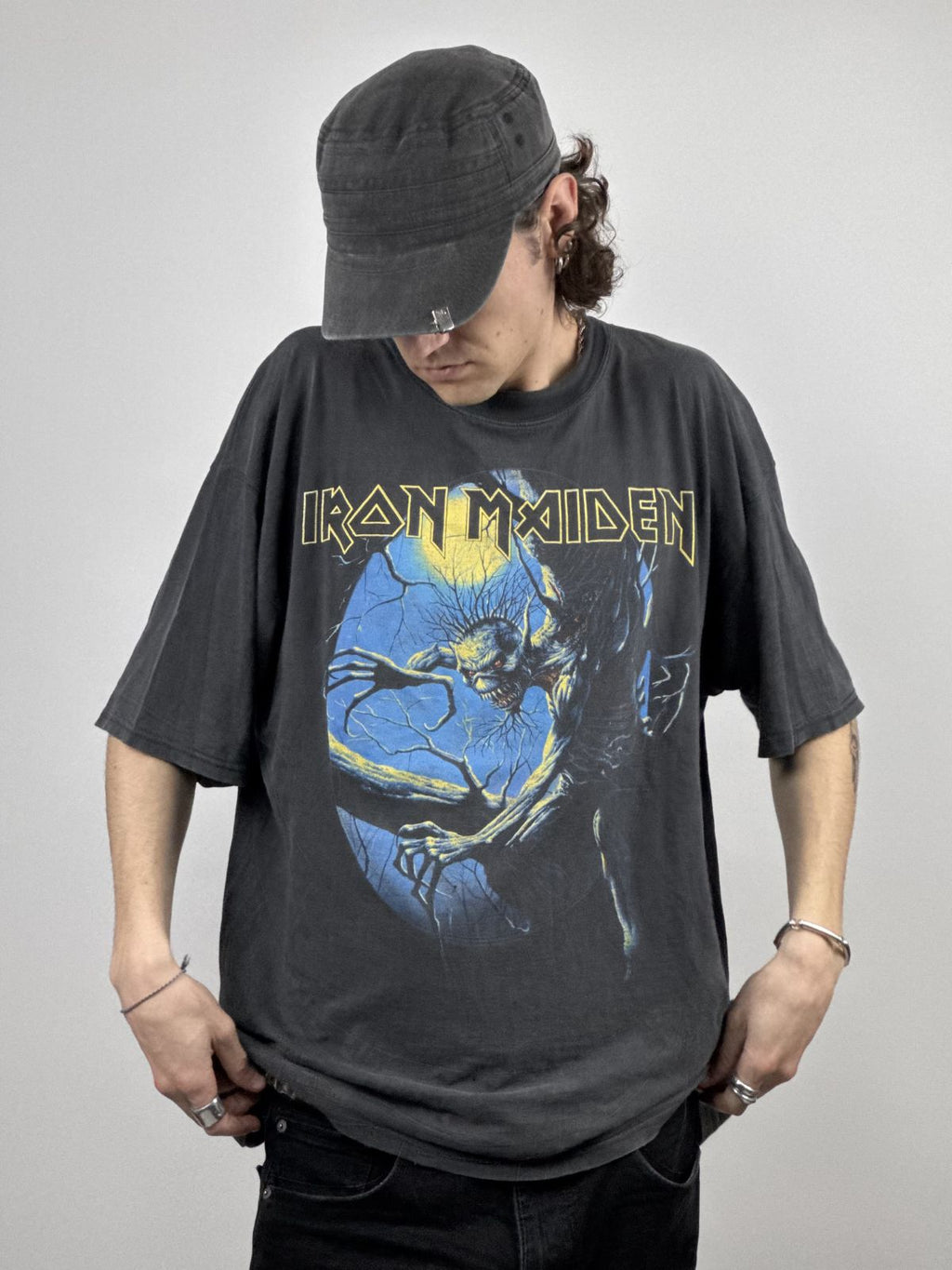 Person trägt das verwaschene Iron Maiden „Fear of the Dark“ Shirt; zeigt die boxy Vintage-Passform und das detailreiche Front-Artwork von 1992.