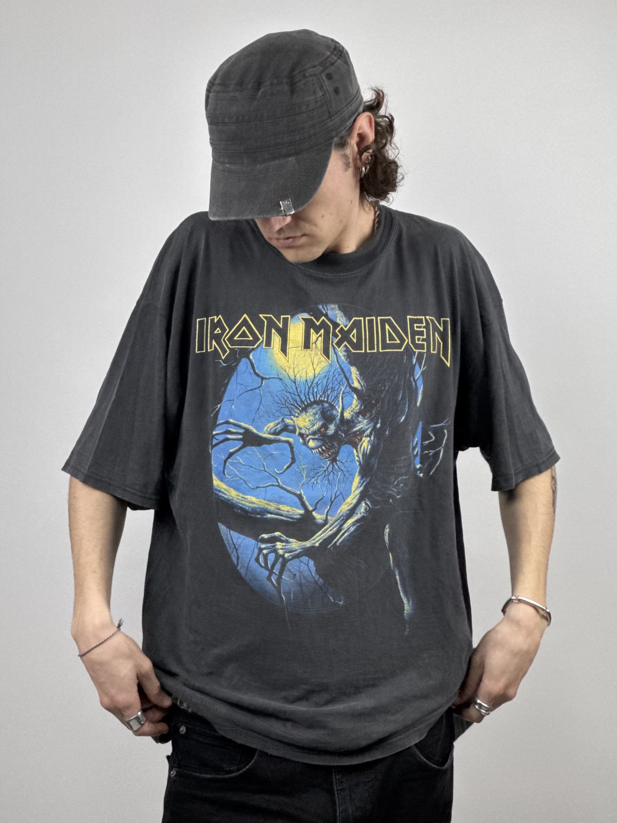 Person trägt das verwaschene Iron Maiden „Fear of the Dark“ Shirt; zeigt die boxy Vintage-Passform und das detailreiche Front-Artwork von 1992.