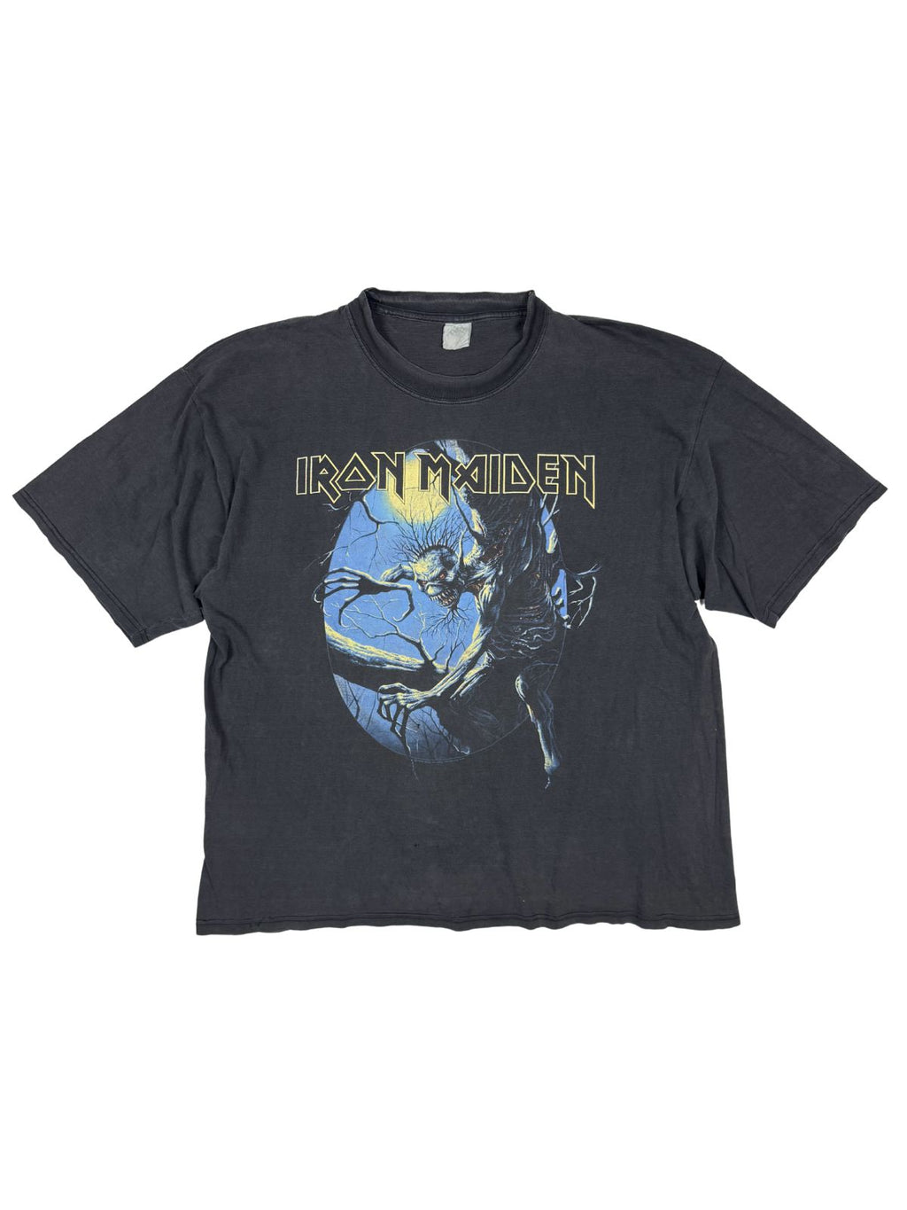 Vorderseite eines schwarzen Iron Maiden Vintage Band-Shirts zum Album „Fear of the Dark“ (1992) mit dem ikonischen Eddie-Motiv im Baum-Design.