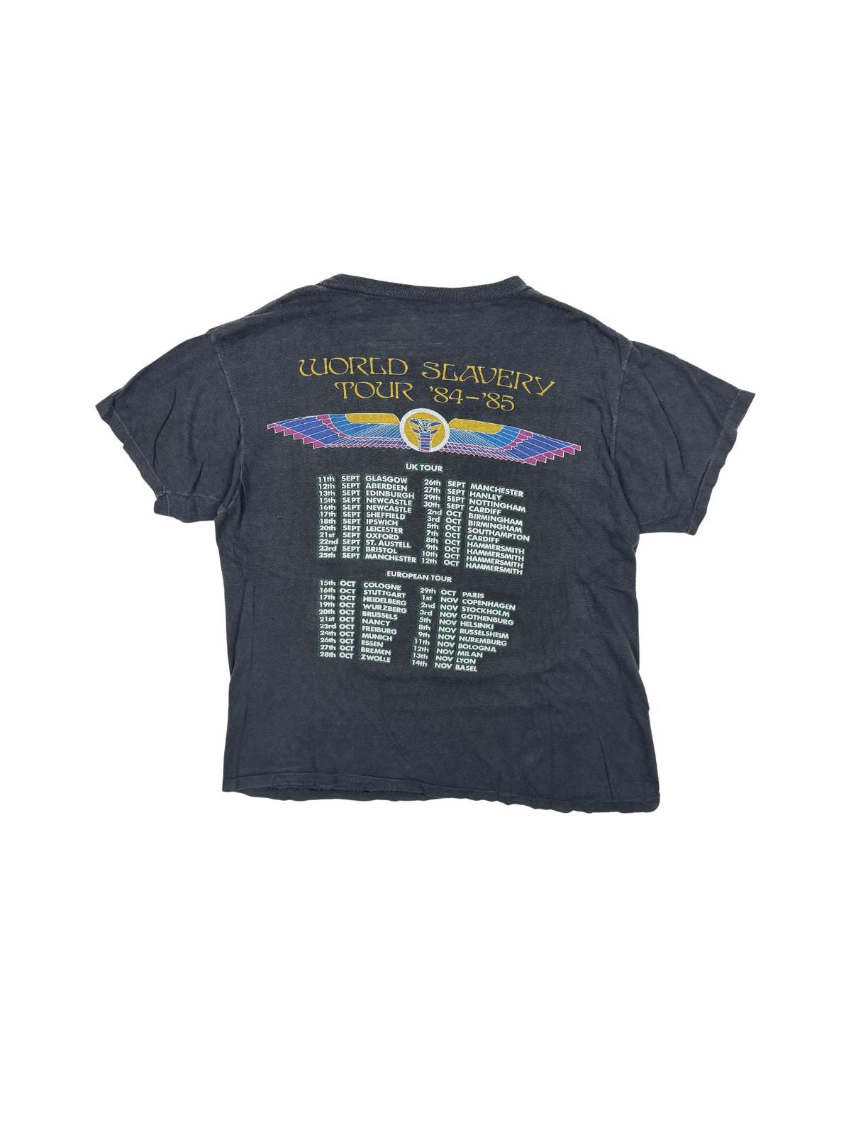 Rückansicht des schwarzen Iron Maiden Vintage Band-Shirts von 1984; zeigt den gelben „World Slavery Tour '84-'85“ Schriftzug und die detaillierten Konzertdaten.