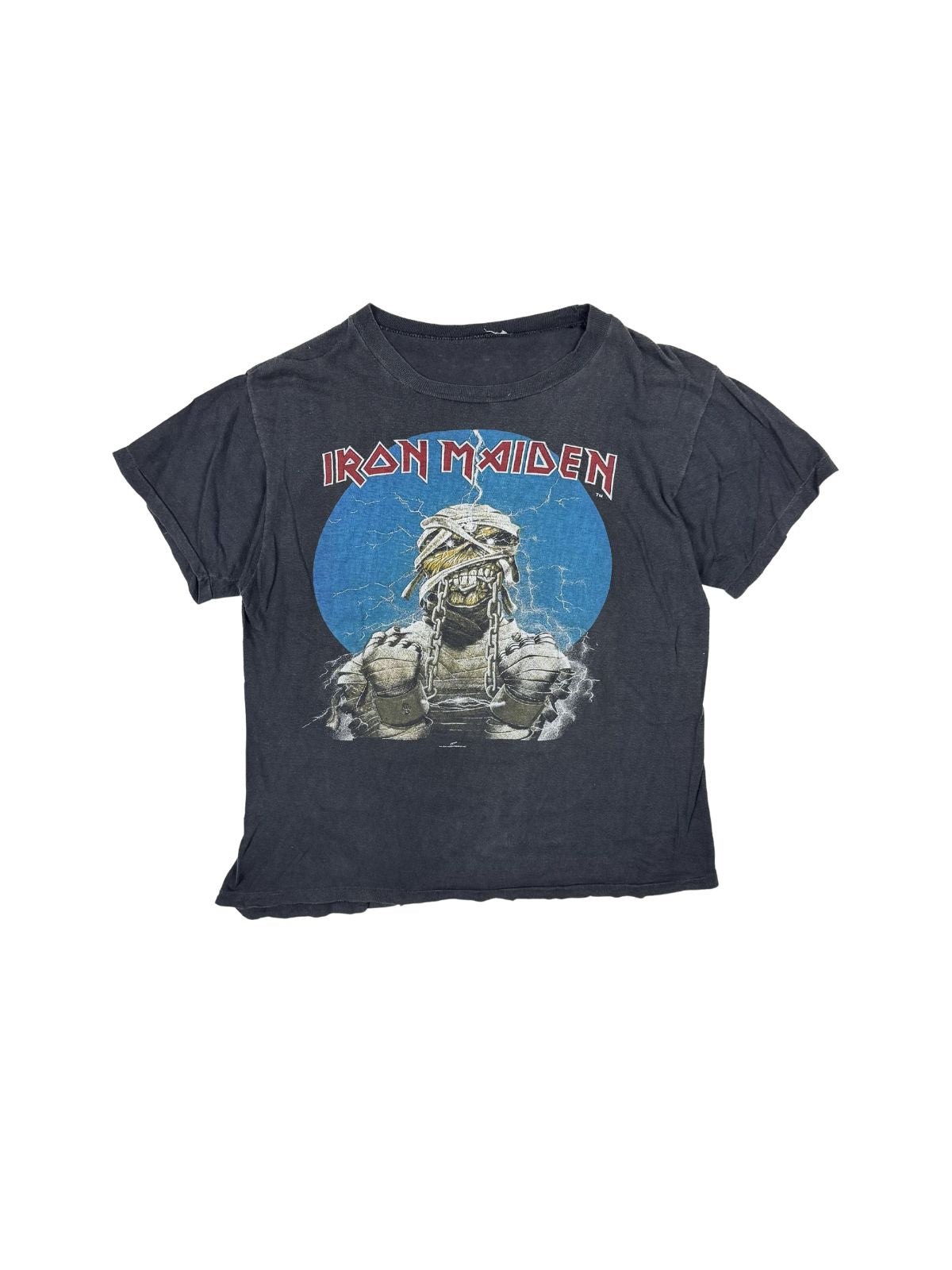 Vorderansicht des Iron Maiden Powerslave World Slavery Tour 1984 Shirts; ikonisches Heavy Metal Artwork auf einem authentisch verwaschenen schwarzen T-Shirt.