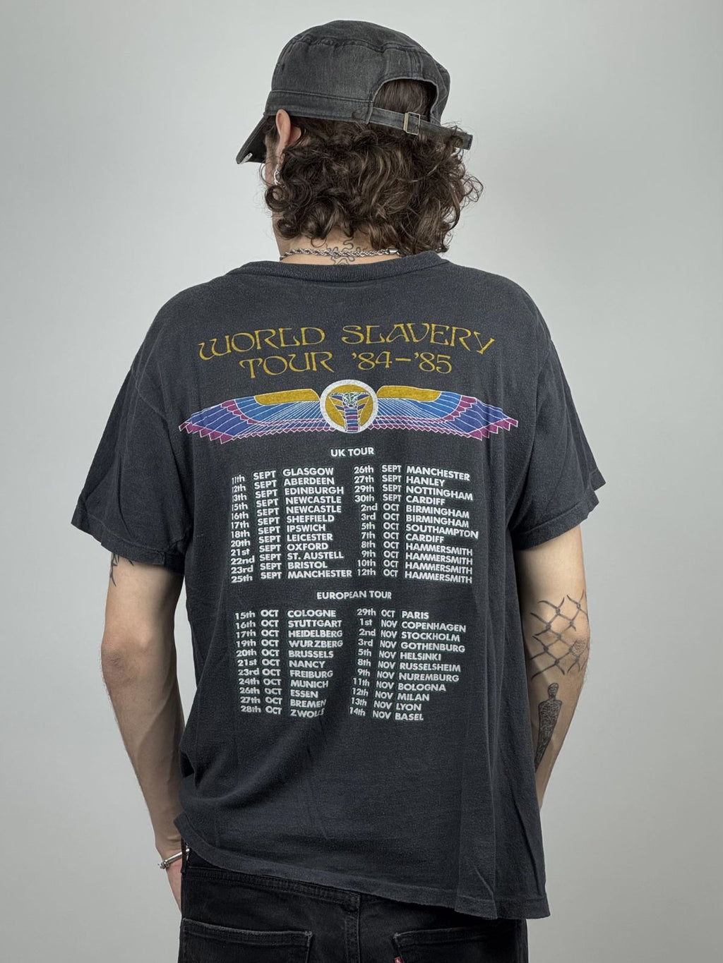 Rückansicht einer Person, die das Iron Maiden World Slavery Tour 84/85 Shirt trägt; deutliche Darstellung der Tourdaten und der Passform.