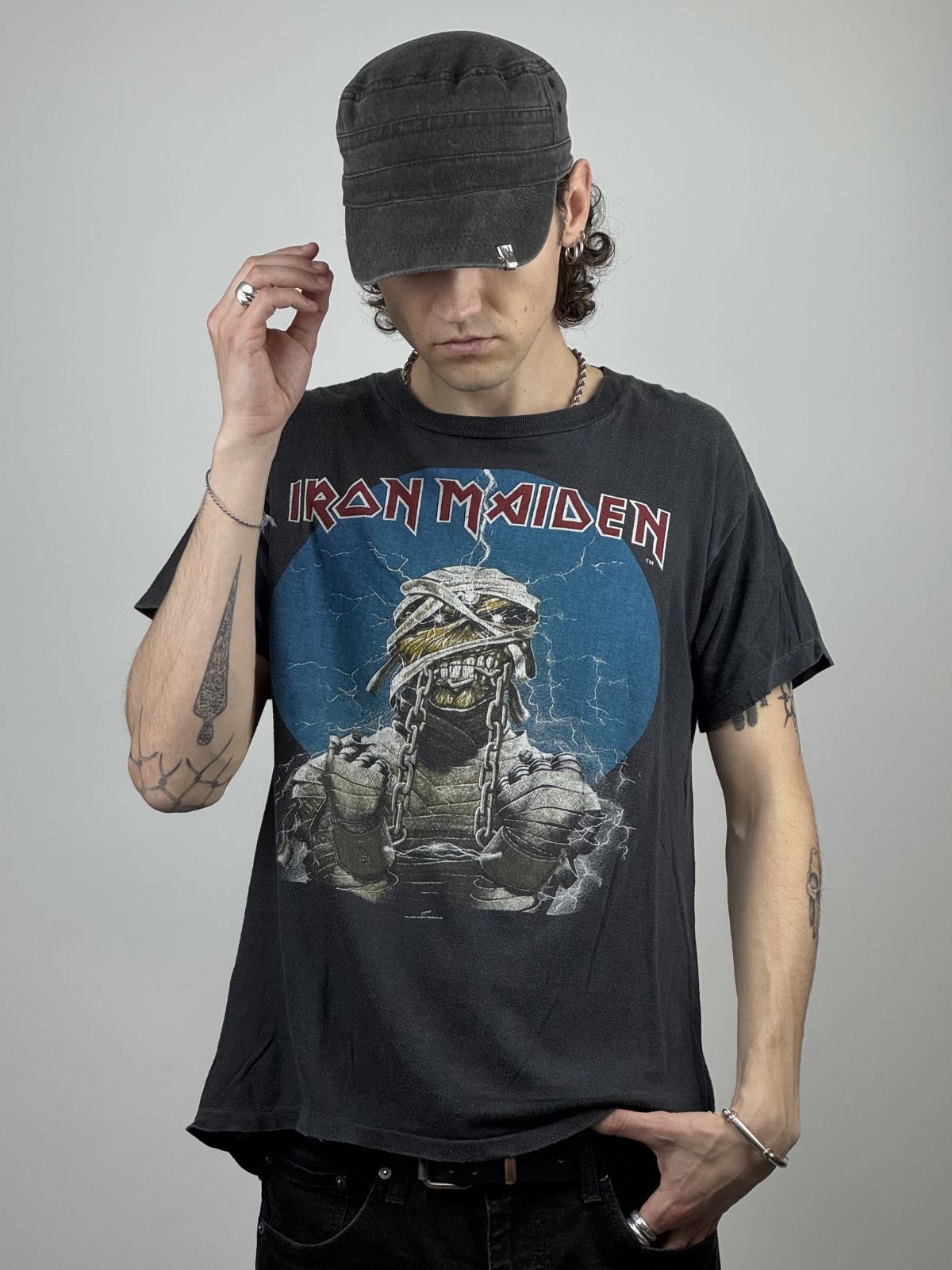 Vorderansicht des getragenen Iron Maiden Band-Shirts; zeigt den großflächigen Mumien-Eddie-Print und den authentischen Vintage-Faded-Look.