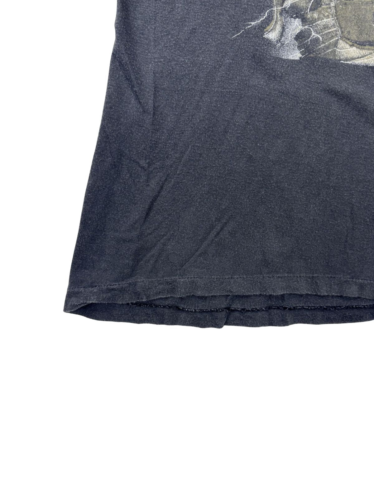 Detailaufnahme des unteren Saums des Iron Maiden Shirts; zeigt die charakteristische „Single Stitch“ Naht (Einzelnaht), typisch für Original-Vintage-Shirts der 80er Jahre.