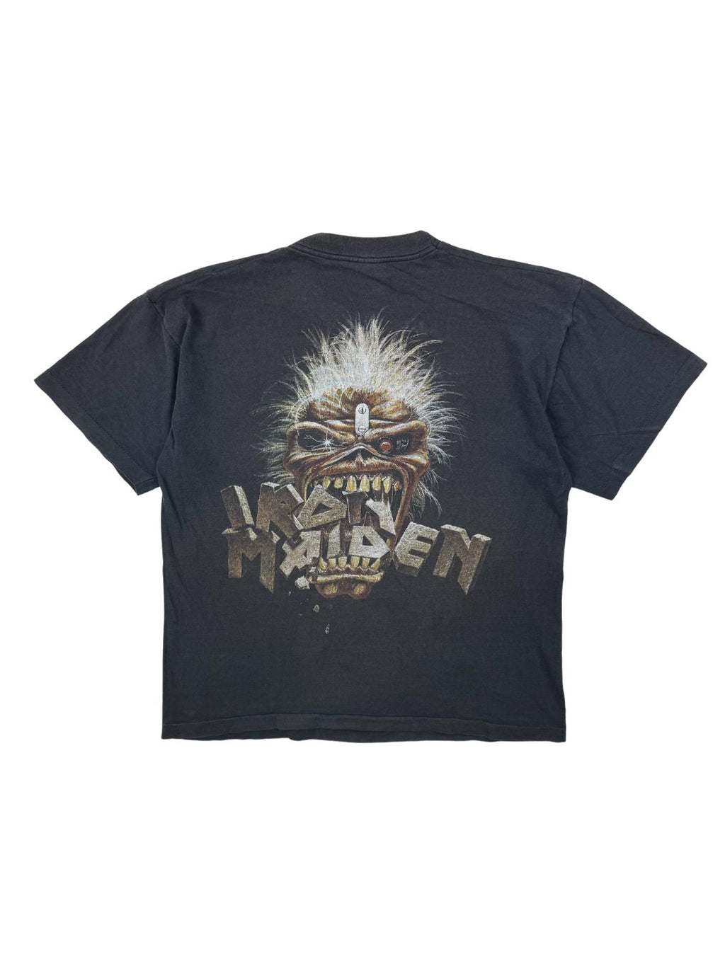 Rückseite des Iron Maiden 1988 Carnaby Shirts mit großem Print des Band-Maskottchens Eddie über dem dreidimensionalen, steinernen „Iron Maiden“-Schriftzug.