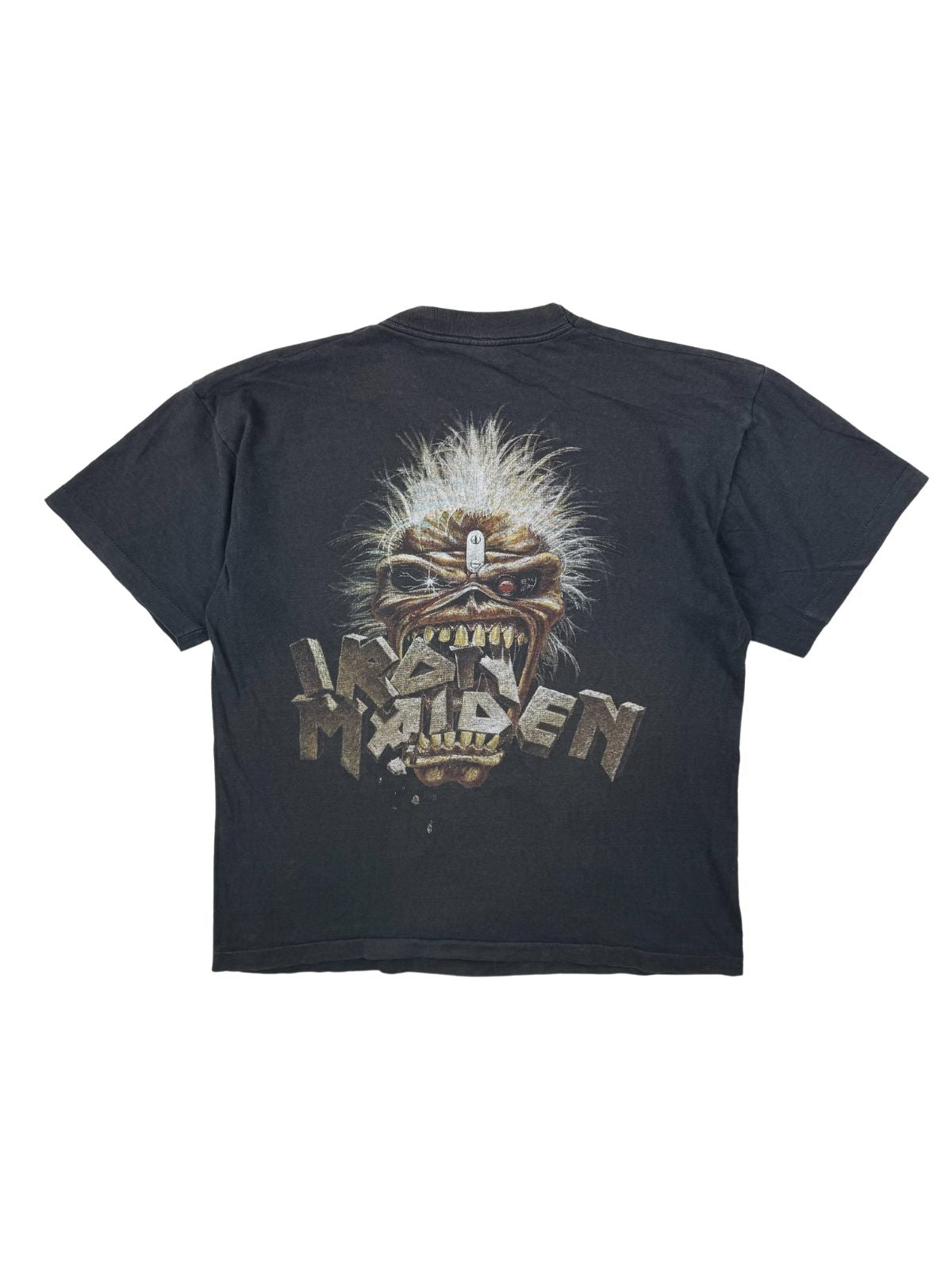 Rückseite des Iron Maiden 1988 Carnaby Shirts mit großem Print des Band-Maskottchens Eddie über dem dreidimensionalen, steinernen „Iron Maiden“-Schriftzug.