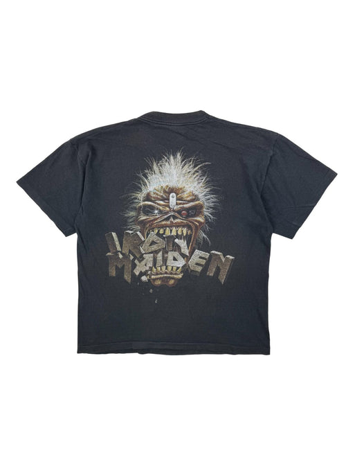 Rückseite des Iron Maiden 1988 Carnaby Shirts mit großem Print des Band-Maskottchens Eddie über dem dreidimensionalen, steinernen „Iron Maiden“-Schriftzug.