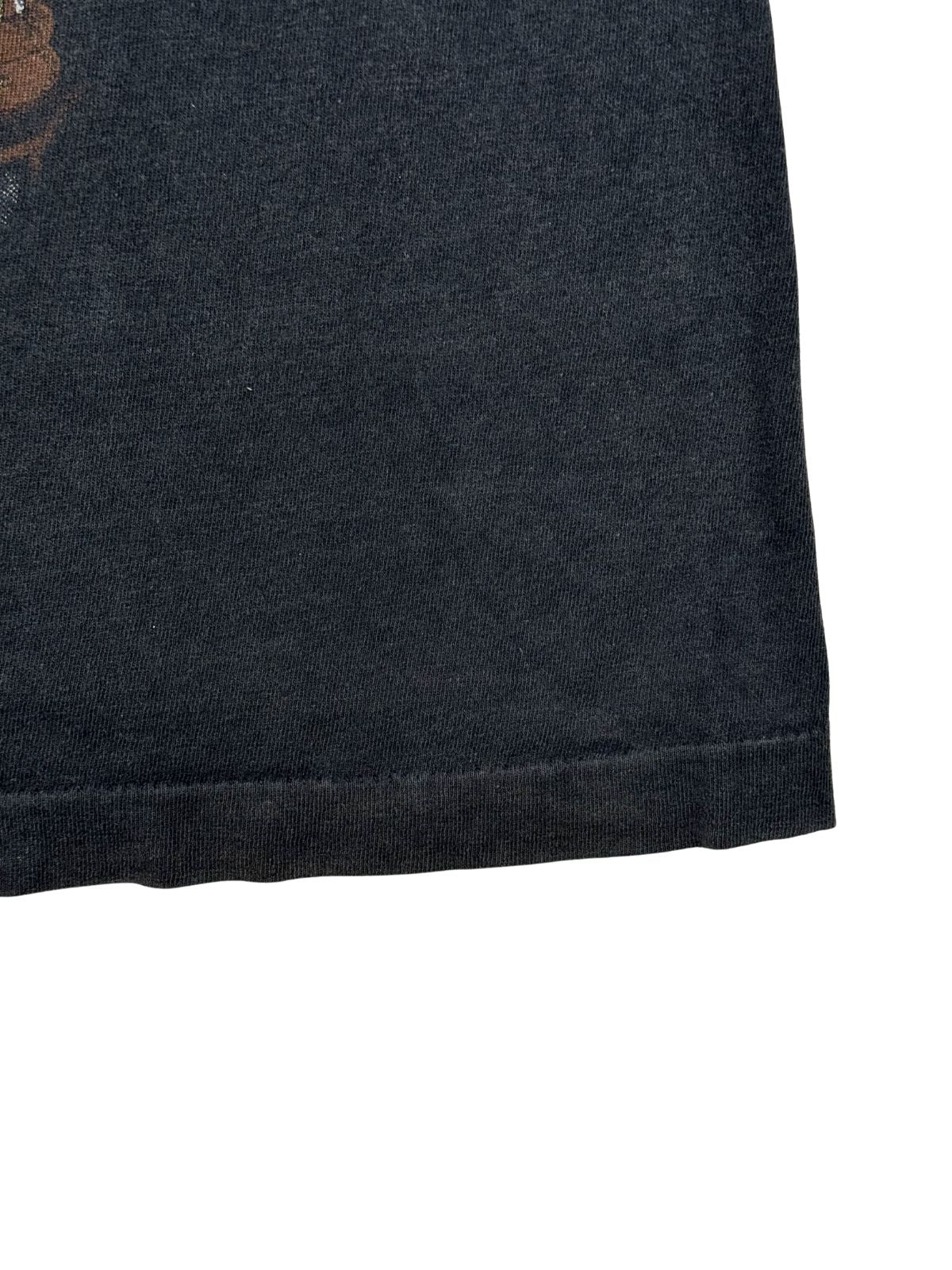 Nahaufnahme des unteren Bunds mit Single Stitch Naht, die den natürlichen Ausbleichungsgrad (Fading) des echten Vintage-Stoffs zeigt.