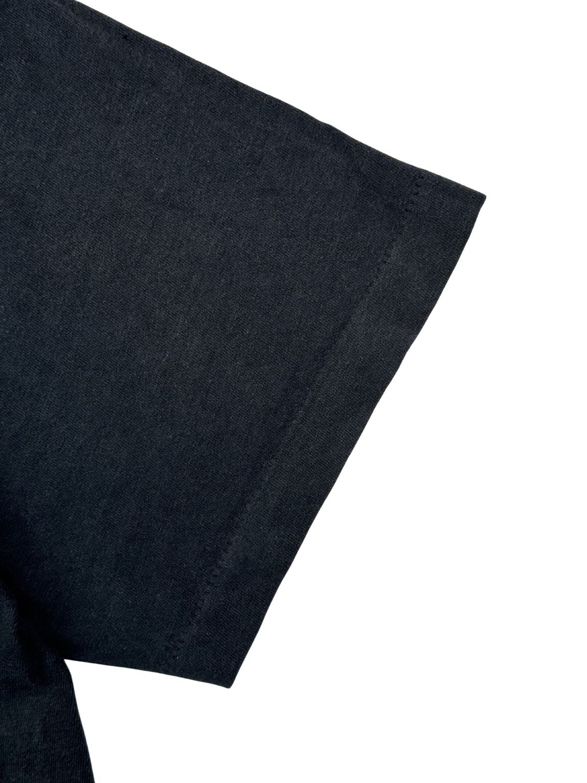 Detailaufnahme der Ärmelnaht mit Single-Stitch-Verarbeitung (Einfachnaht), das wichtigste Merkmal zur Authentifizierung von originalem 80er-Jahre Band-Merchandise.