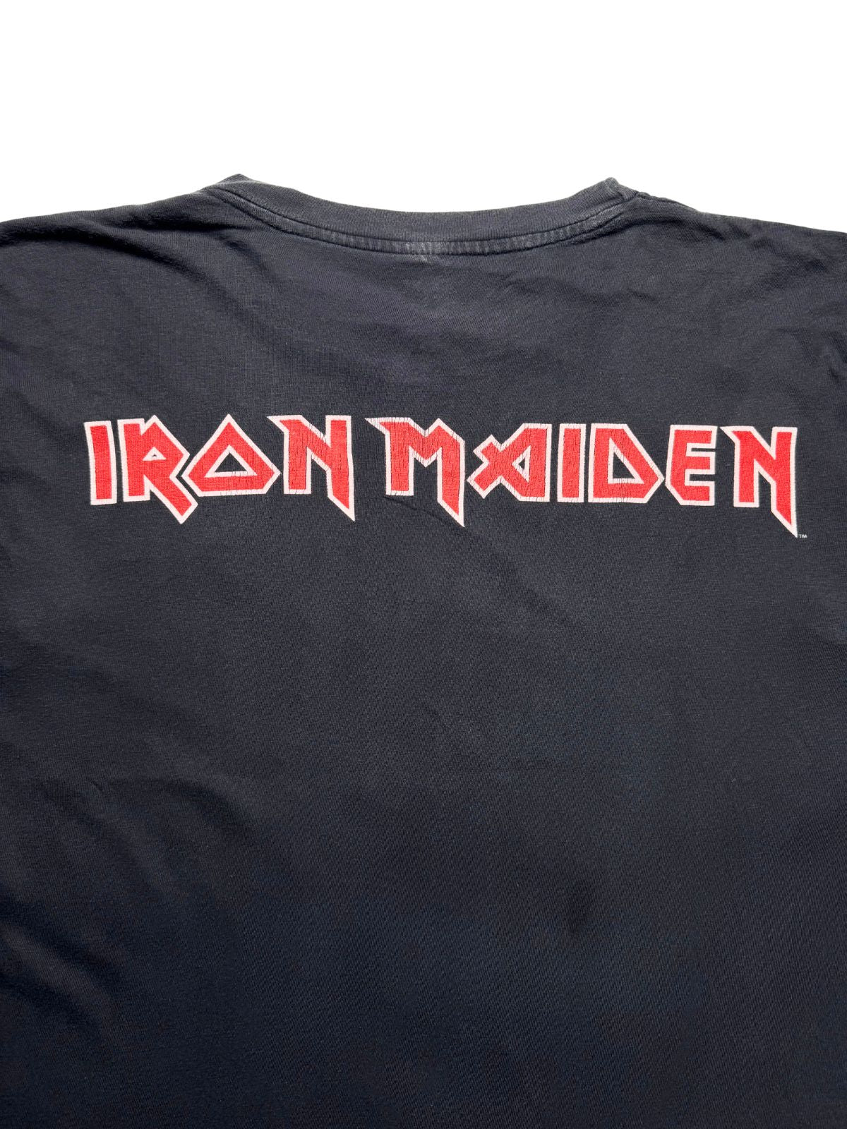 Detaillierte Ansicht des oberen Backprints mit dem rot-weiß umrandeten „IRON MAIDEN“-Schriftzug auf der verwaschenen schwarzen Baumwolle.