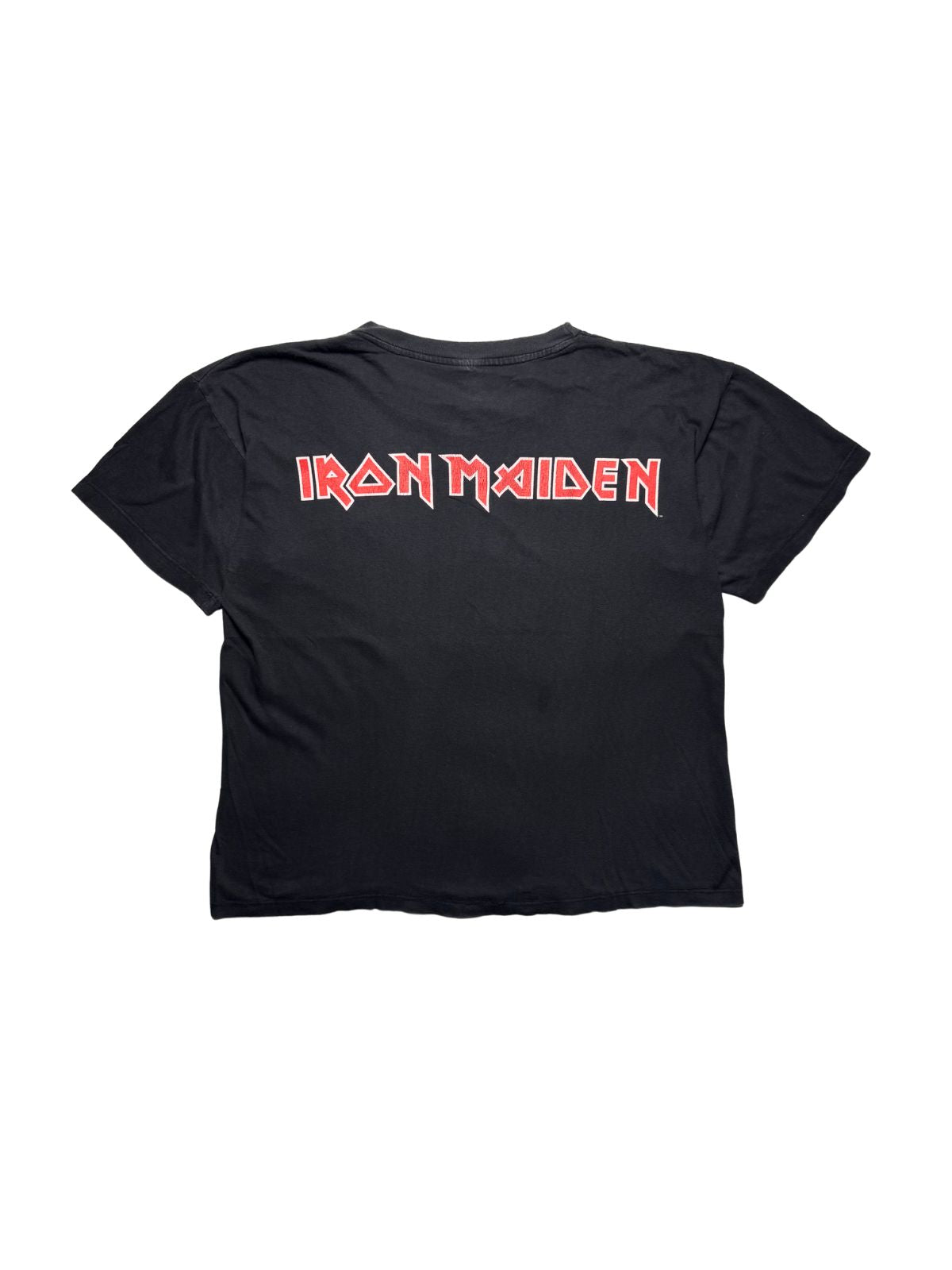 Rückseite des schwarzen Iron Maiden Vintage-Shirts von 1998 in der Gesamtansicht mit rot-weißem „IRON MAIDEN“-Logo im oberen Rückenbereich.