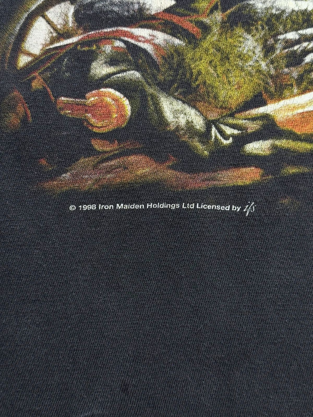 Makroaufnahme der Lizenz-Zeile unter dem Frontprint: „© 1998 Iron Maiden Holdings Ltd Licensed by IFS“ zur Echtheitsbestätigung.