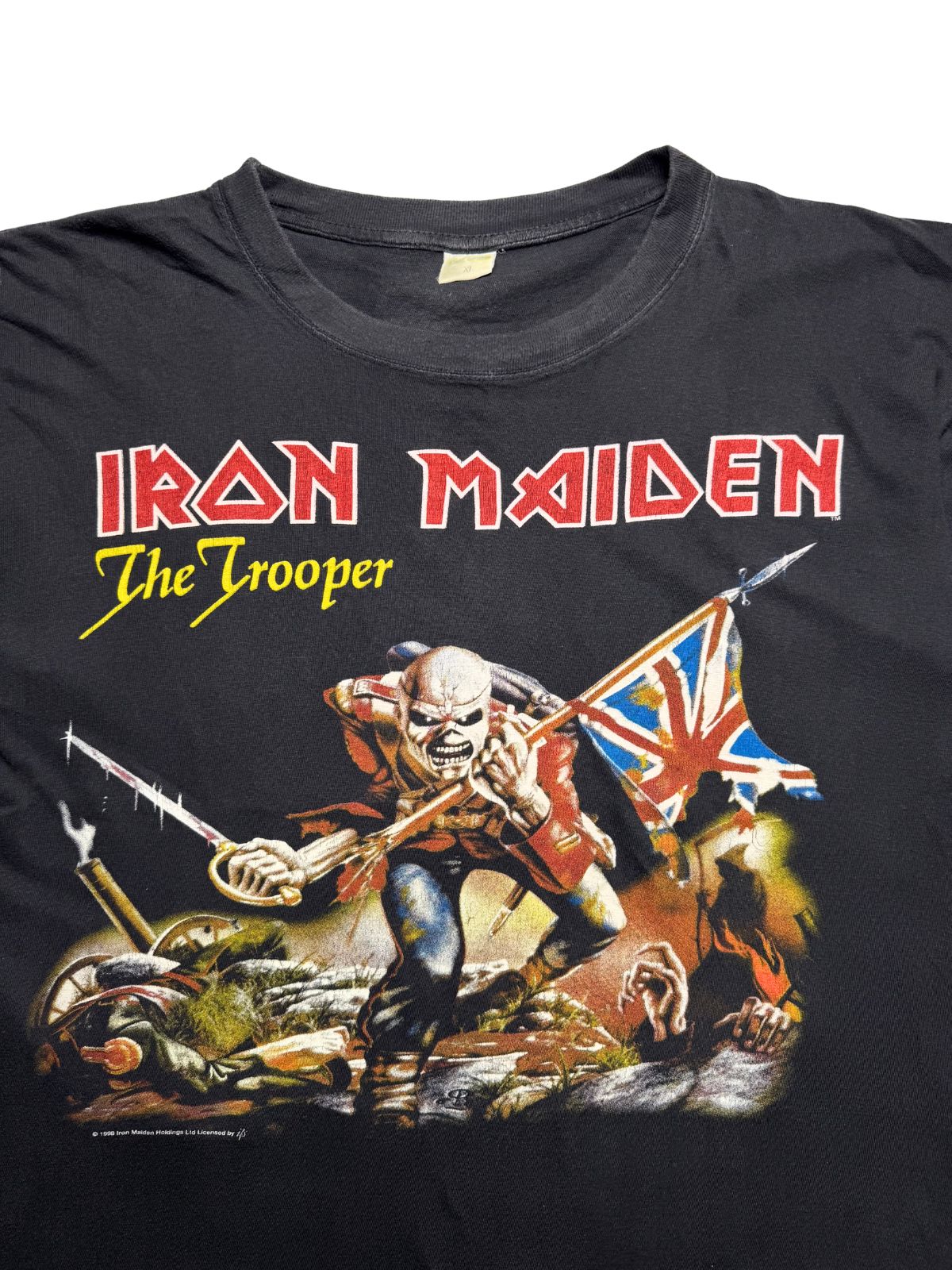 Detailansicht des vorderen Grafikprints mit Maskottchen Eddie als Soldat, Säbel und Britenflagge sowie dem gelben Schriftzug „The Trooper“.
