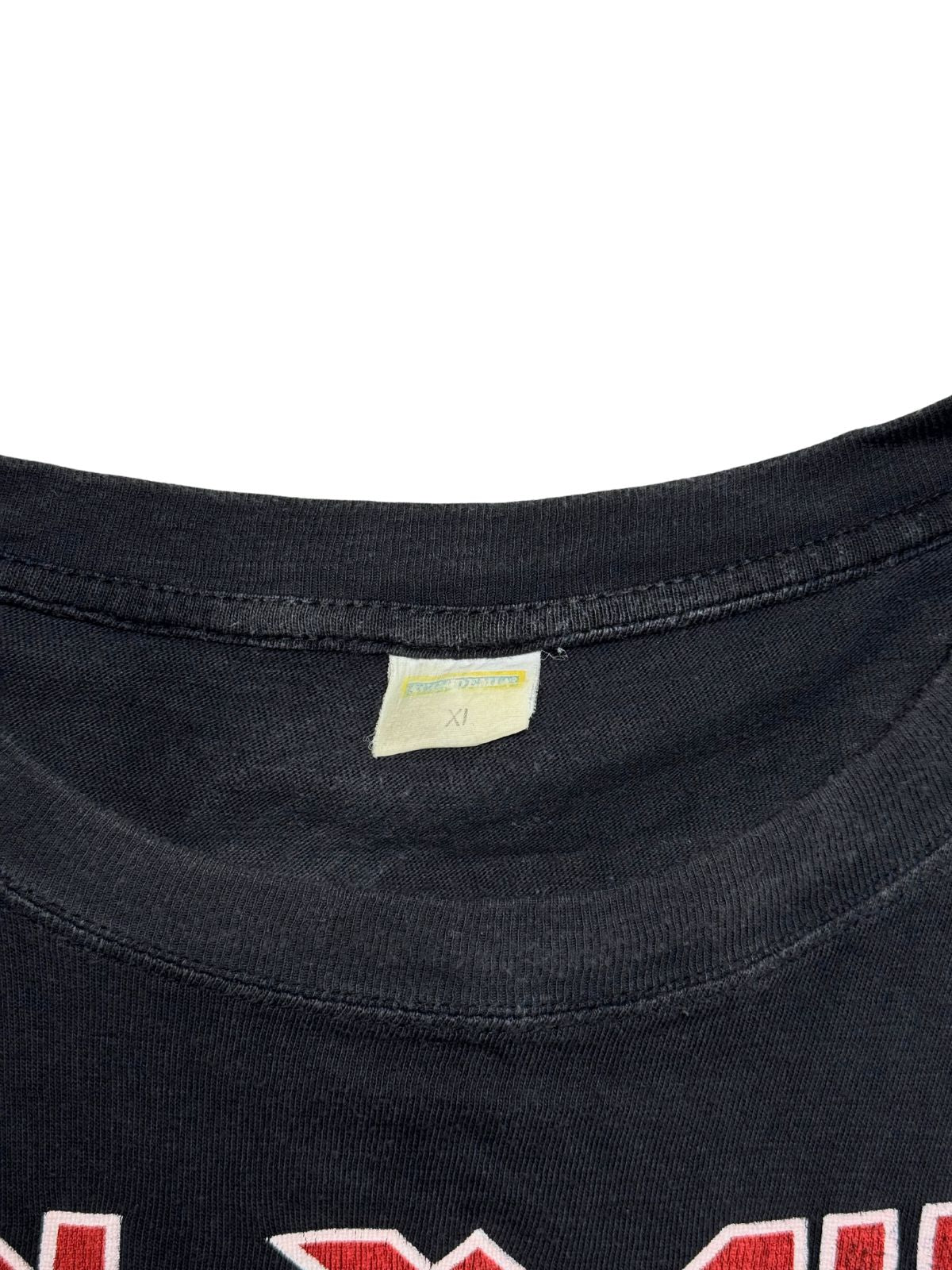 Nahaufnahme des gerippten Kragens mit dem originalen, leicht verblassten weißen Nackenetikett in Größe XL.